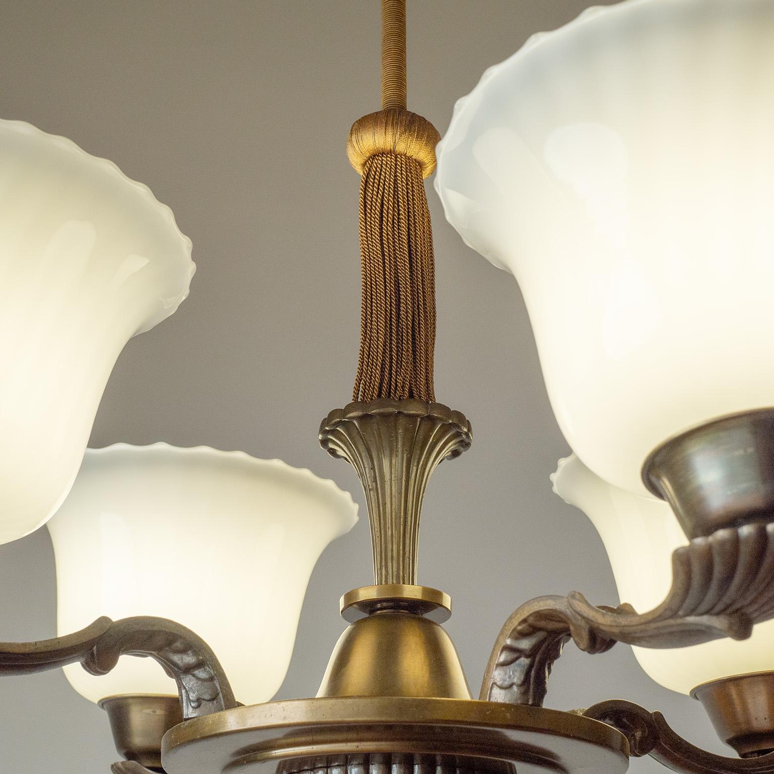Laiton Lustre Art Déco en laiton et verre, années 1930 en vente