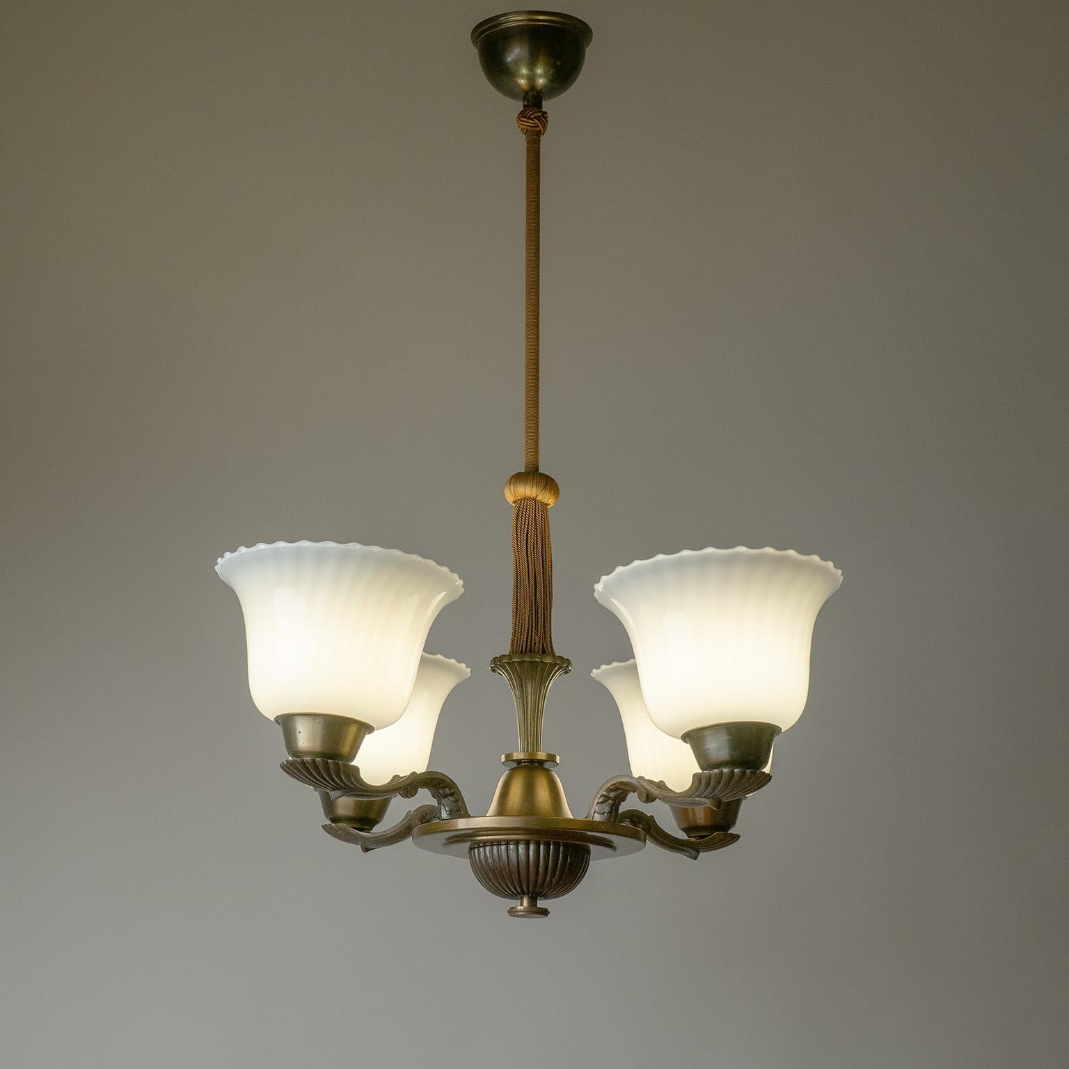 Lustre Art Déco en laiton et verre, années 1930 en vente 1