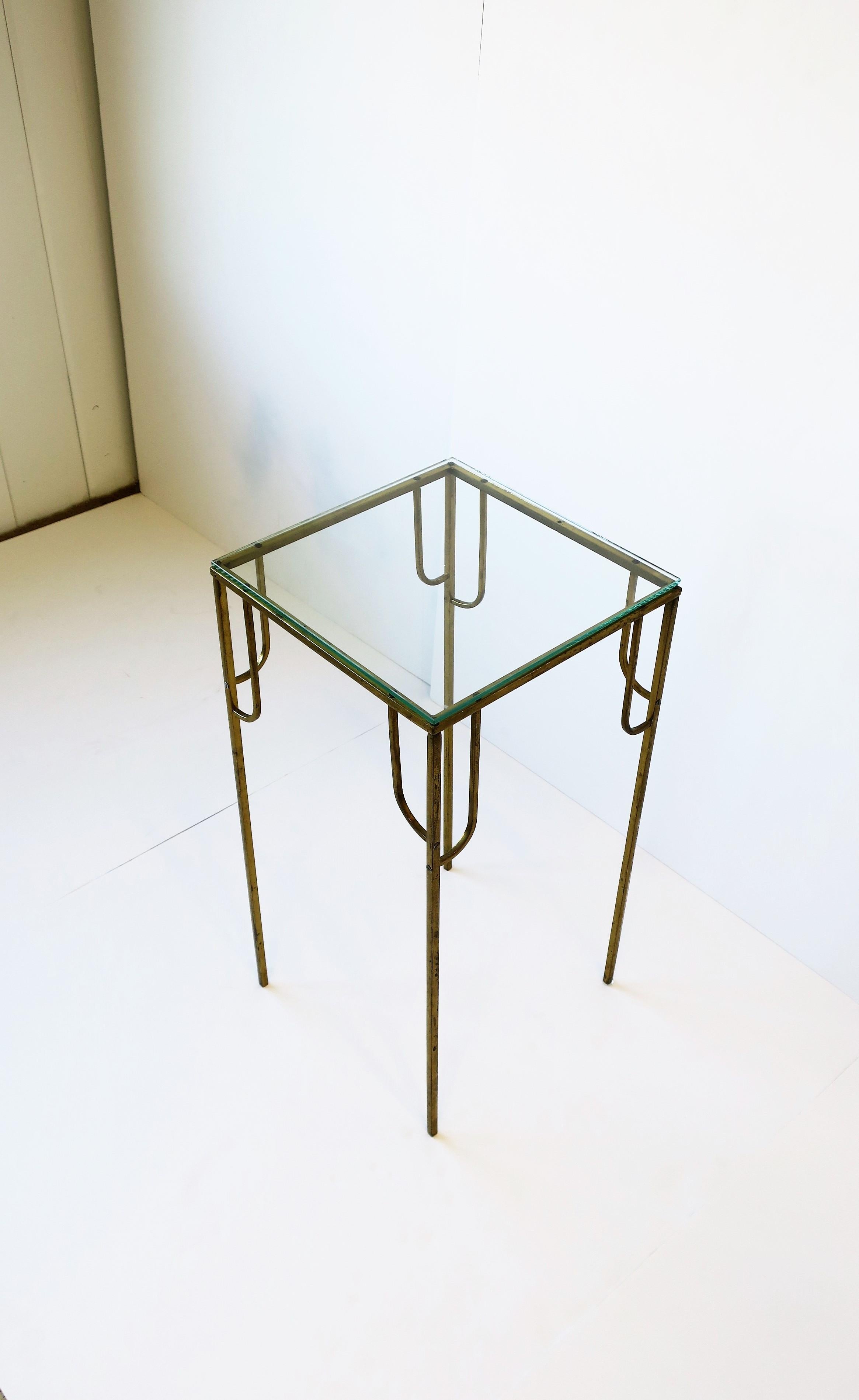 Brass and Glass Pedestal Column Table Modern Art Deco Style, circa 1970s In Good Condition In New York, NY
