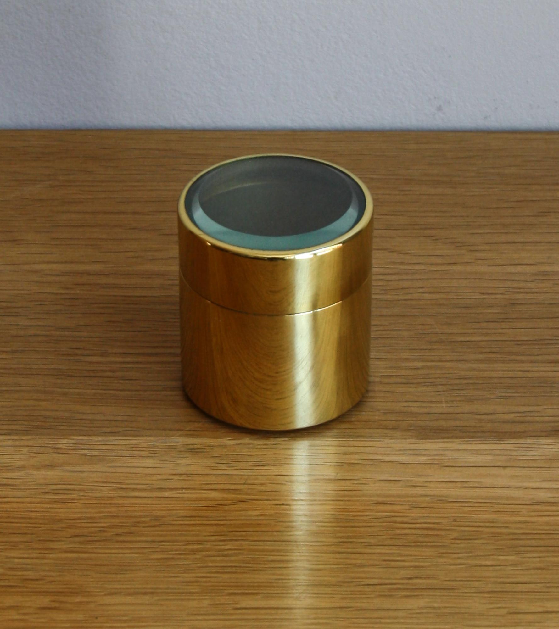 A vintage canister by Carl Auböck Vienna, Austria, circa 1950.
Base and lid are made of glass and both have bevelled edges; the canister itself is made of formed brass.
In excellent condition.