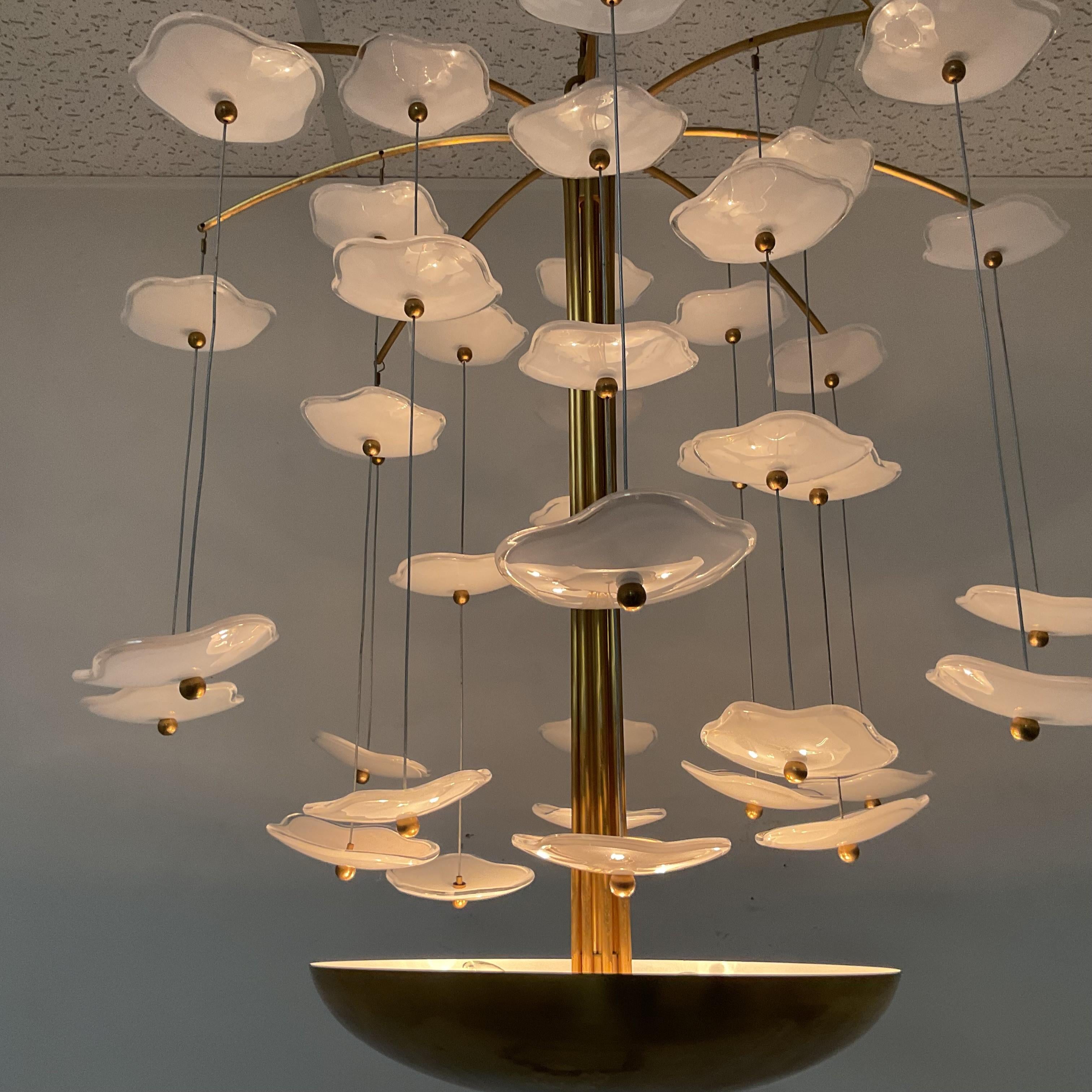 Splendido lampadario a cascata in ottone e vetro di Visual Comfort. Uno stile molto insolito e di ottima qualità. Perfetto in una camera da letto speciale o in qualsiasi ambiente moderno.