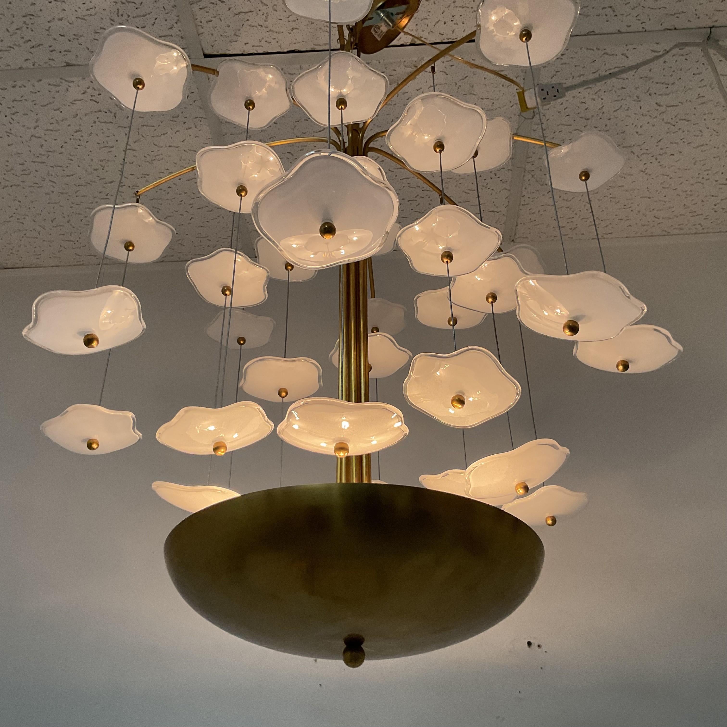 Moderno Lampadario a cascata in ottone e vetro in vendita
