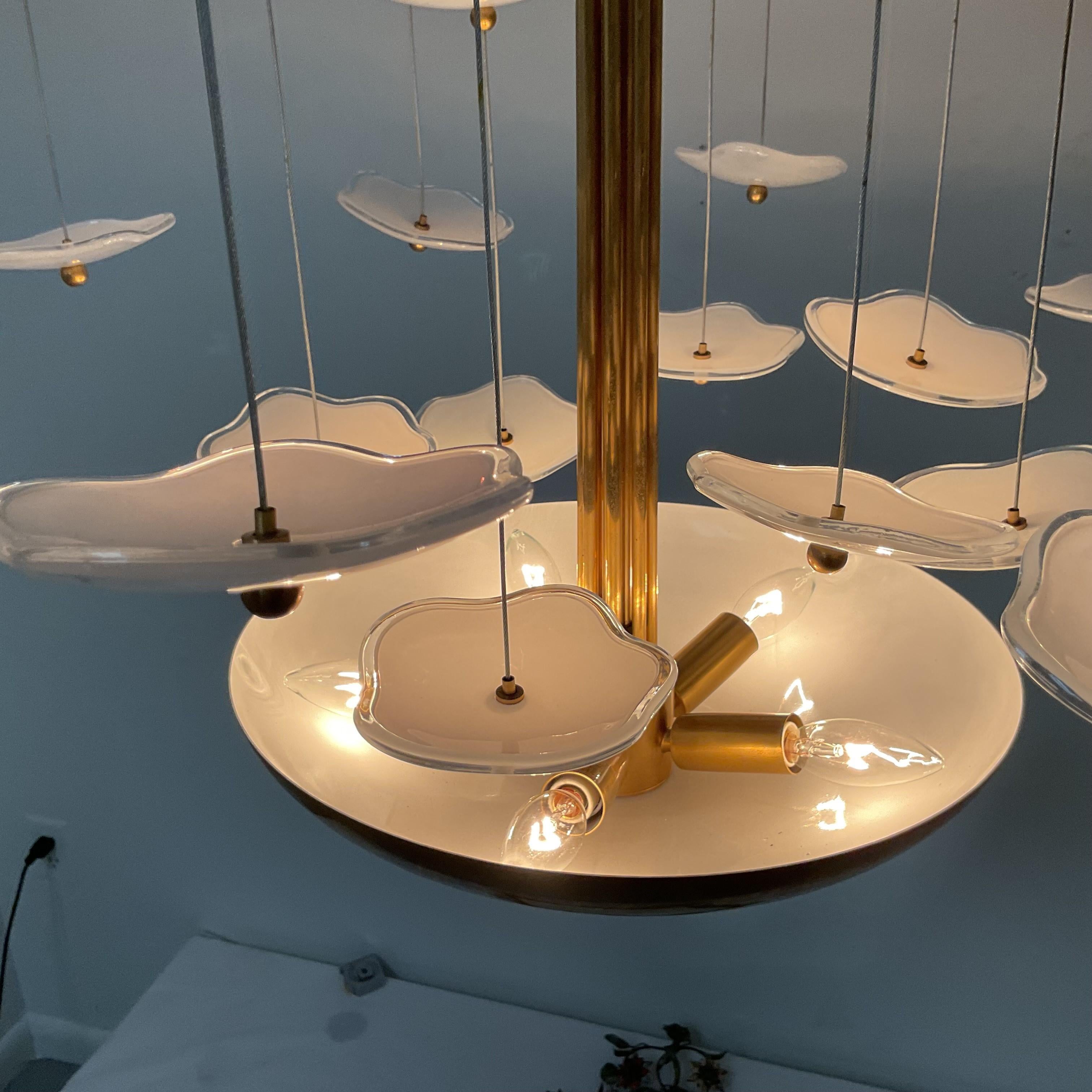 Americano Lampadario a cascata in ottone e vetro in vendita