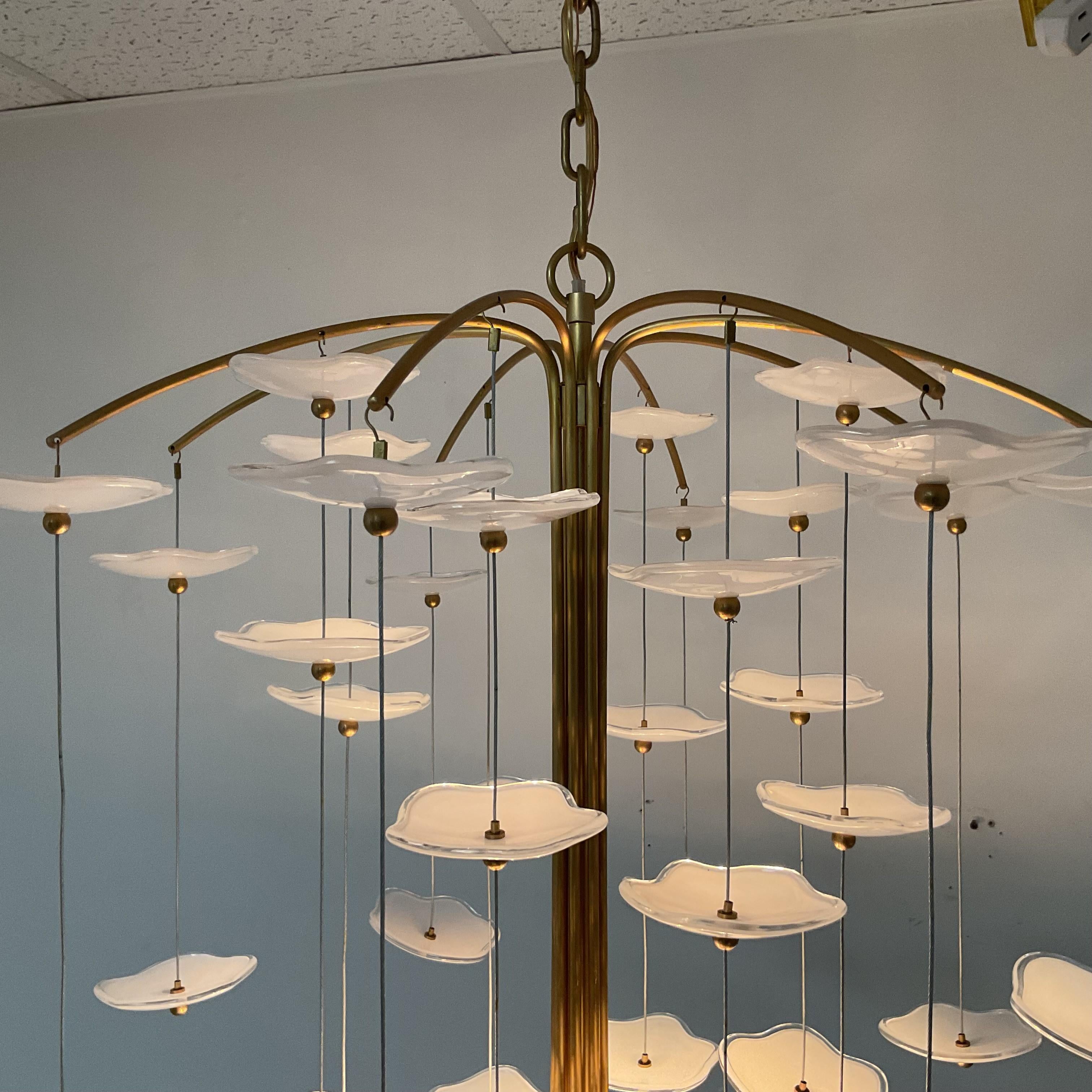 Lampadario a cascata in ottone e vetro In condizioni buone in vendita a West Palm Beach, FL