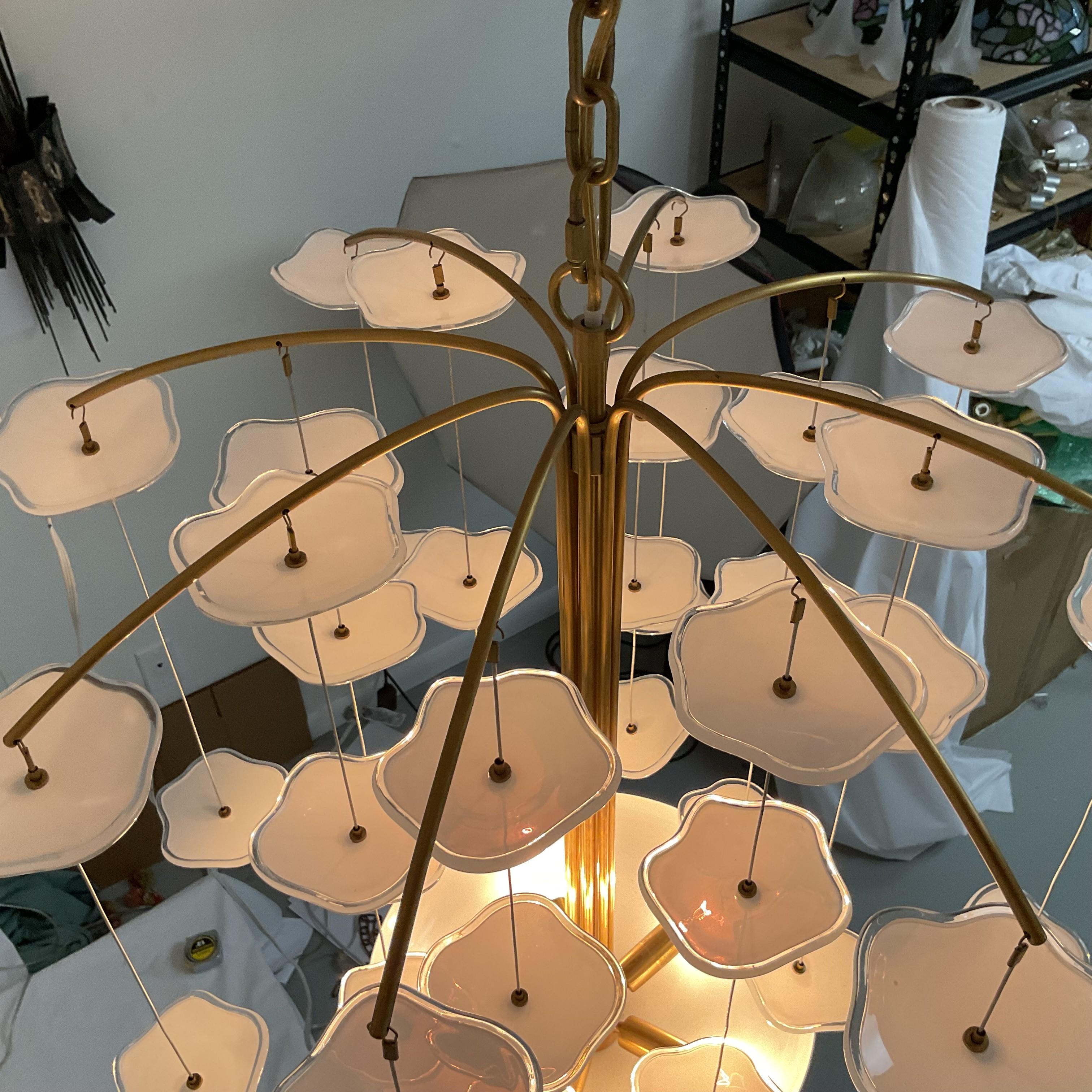 Ottone Lampadario a cascata in ottone e vetro in vendita