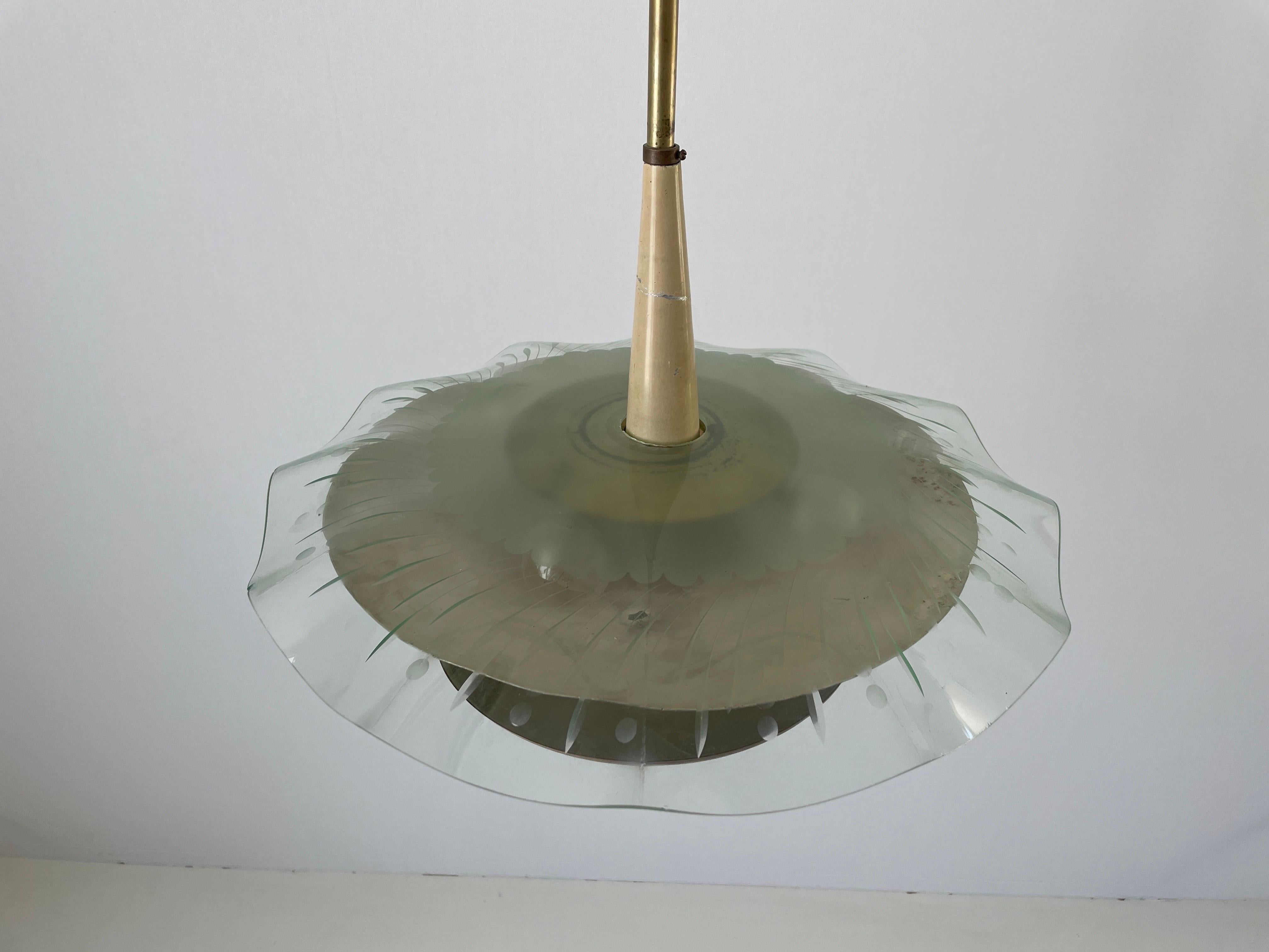 Lámpara de techo de latón y cristal, atribuida a Pietro Chiesa, años 50, Italia en Excelente estado para la venta en Hagenbach, DE