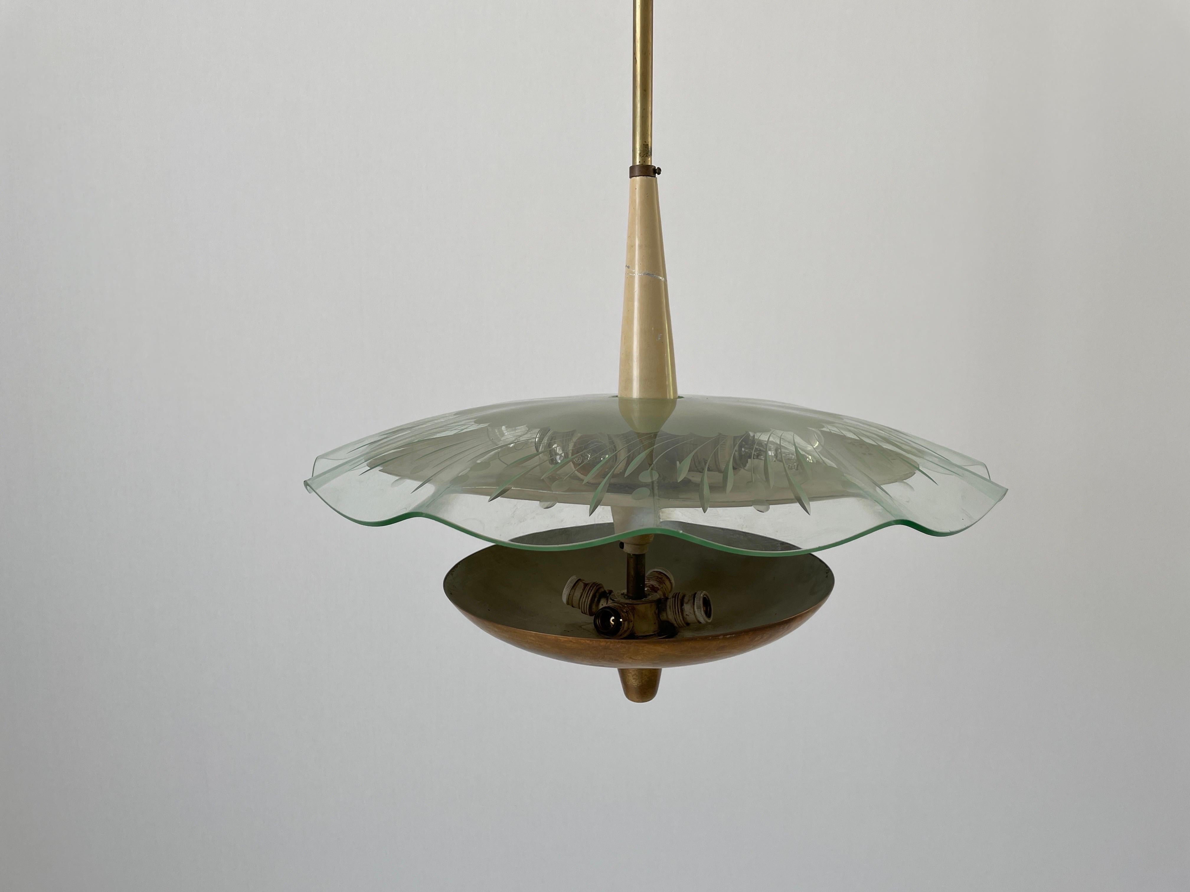 Lámpara de techo de latón y cristal, atribuida a Pietro Chiesa, años 50, Italia Latón en venta