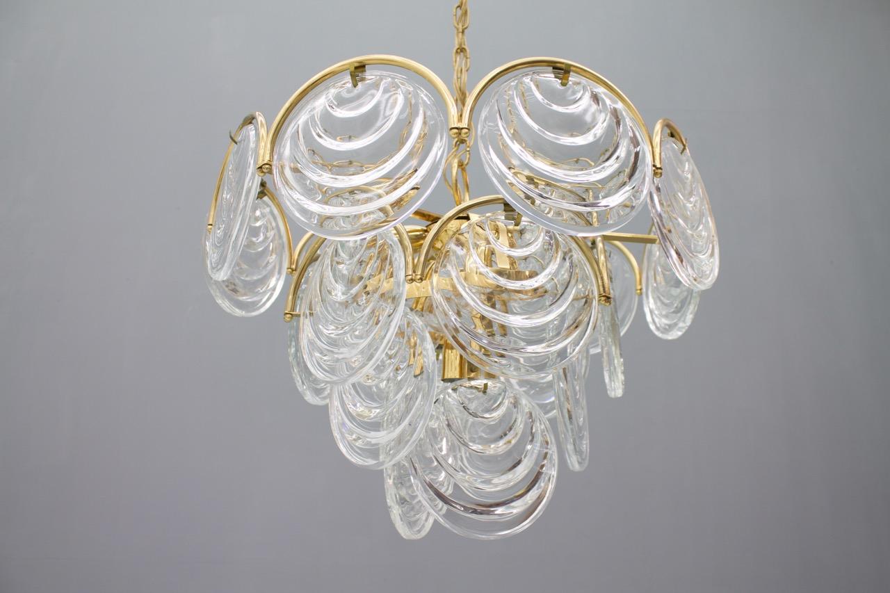 Beautiful chandelier with large glass plates and solid brass. This chandelier comes from the 1960s and is in an very good condition.

