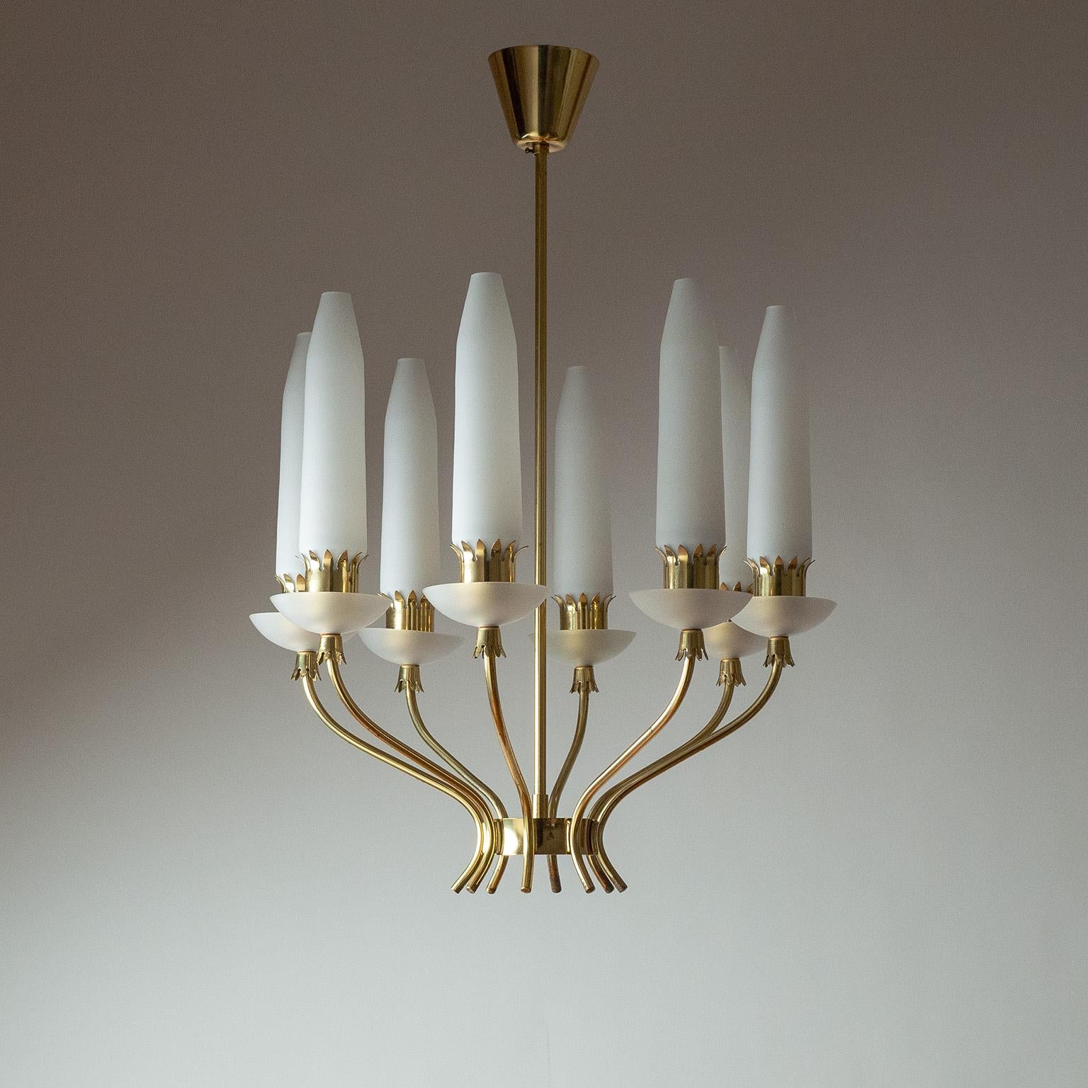 Grazioso lampadario svedese in ottone e vetro satinato di Falkenbergs Belysning degli anni 1950-1960. Snella struttura a otto bracci in ottone con copriprese decorative in ottone e diffusori alti in vetro satinato. Condizioni originali molto buone