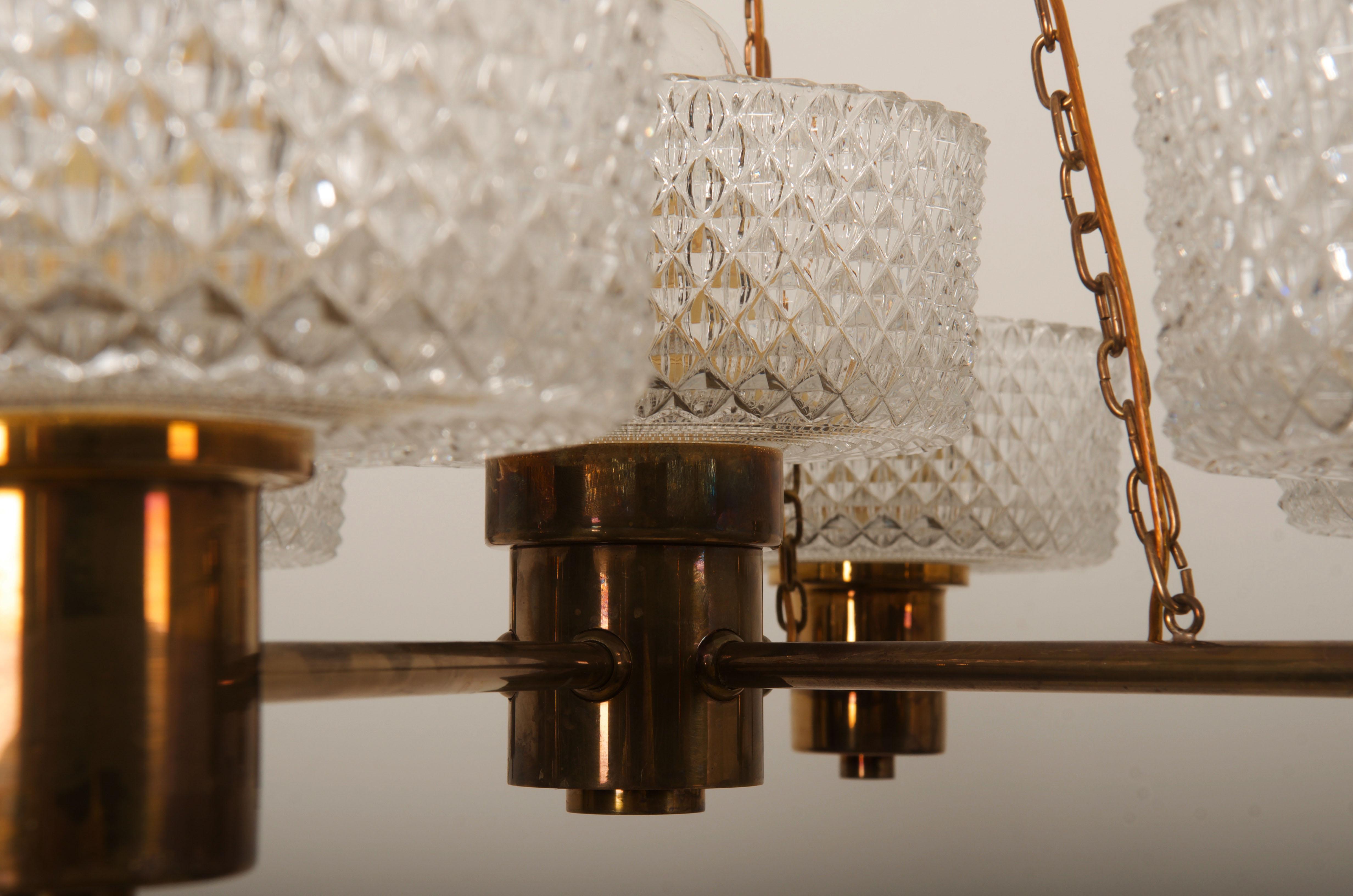 Metà XX secolo Lampadario in ottone e vetro di Orrefors degli anni '60 in vendita