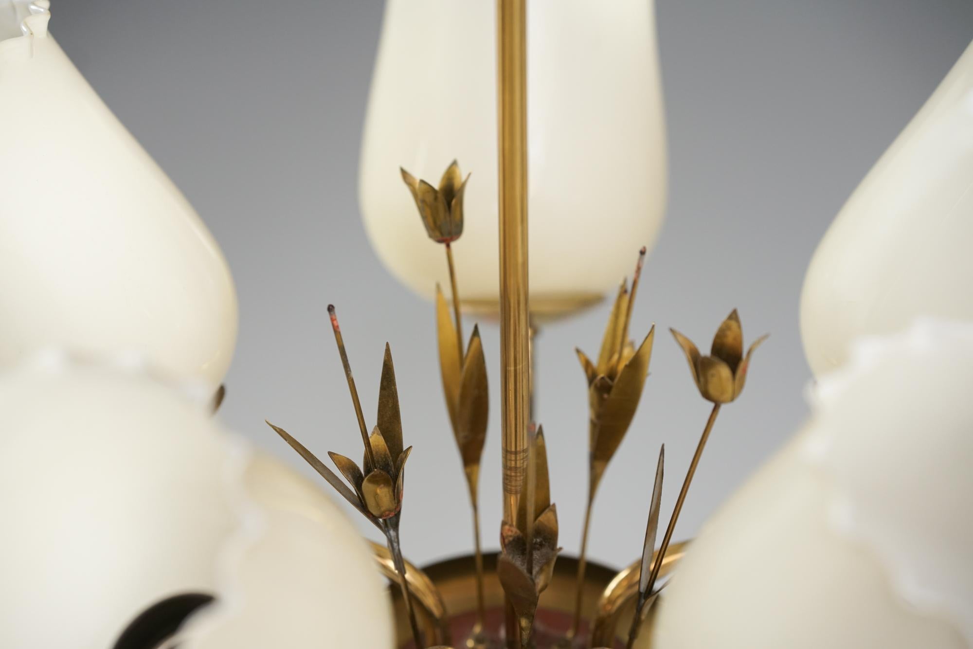 Araña de latón y cristal, Finlandia, años 50 Escandinavo moderno en venta