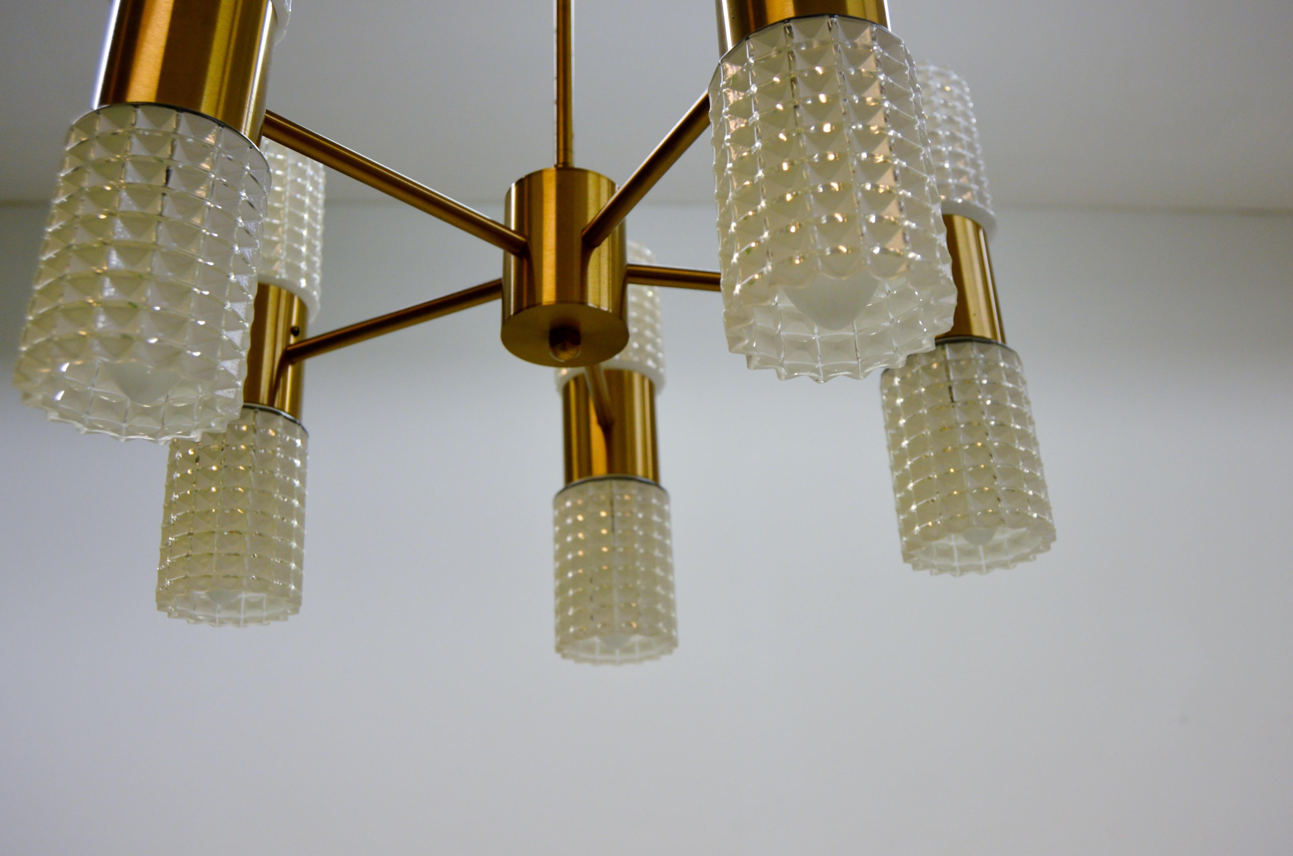 Brass and Glass Chandelier In Good Condition For Sale In Alvesta, SE