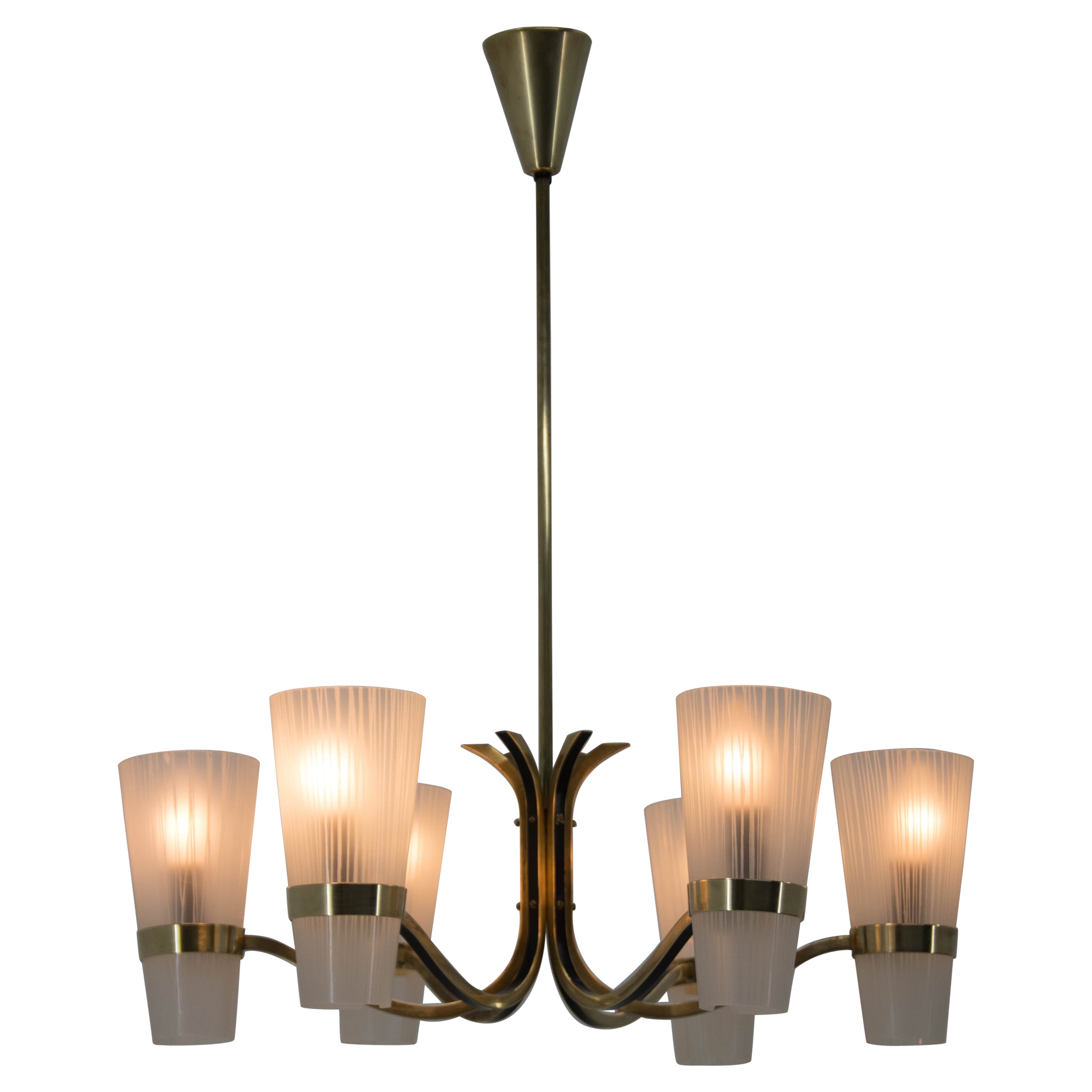 Lámpara de araña de 6 luces con cristal arenado blanco.
Limpiado y pulido
Una pantalla de cristal tiene una pequeña abolladura - se ve en la foto
Dos circuitos separados - 3+3 bombillas
Bombillas 6x40W, E14-E15
Compatible con cableado