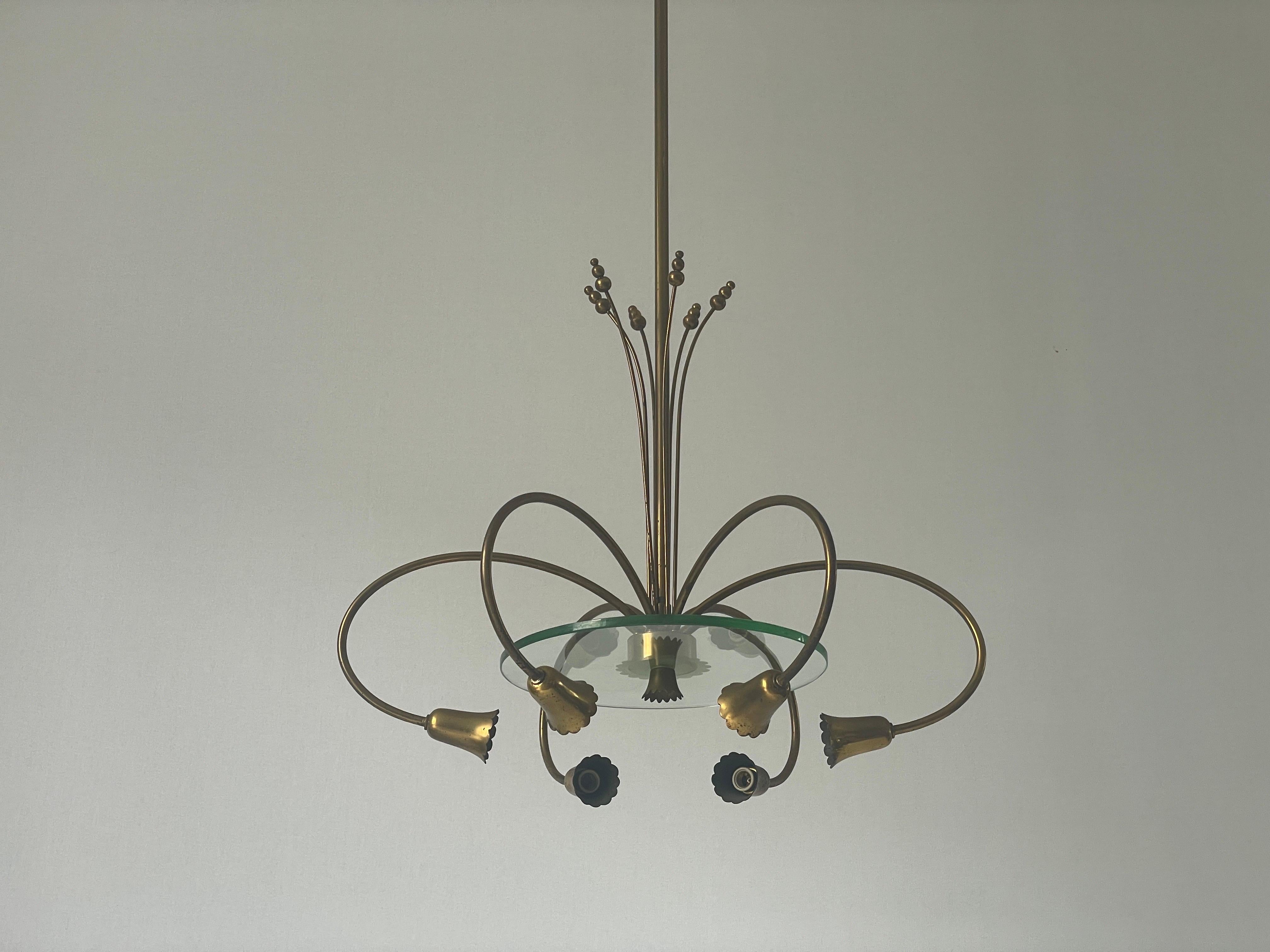 Araña de latón y cristal de 6 brazos, estilo de Pietro Chiesa para Fontana Arte, años 50, Italia

La pantalla está en muy buen estado vintage.

Esta lámpara funciona con 6 bombillas E14. 
Con cable y apto para su uso con 220 V y 110 V para todos los