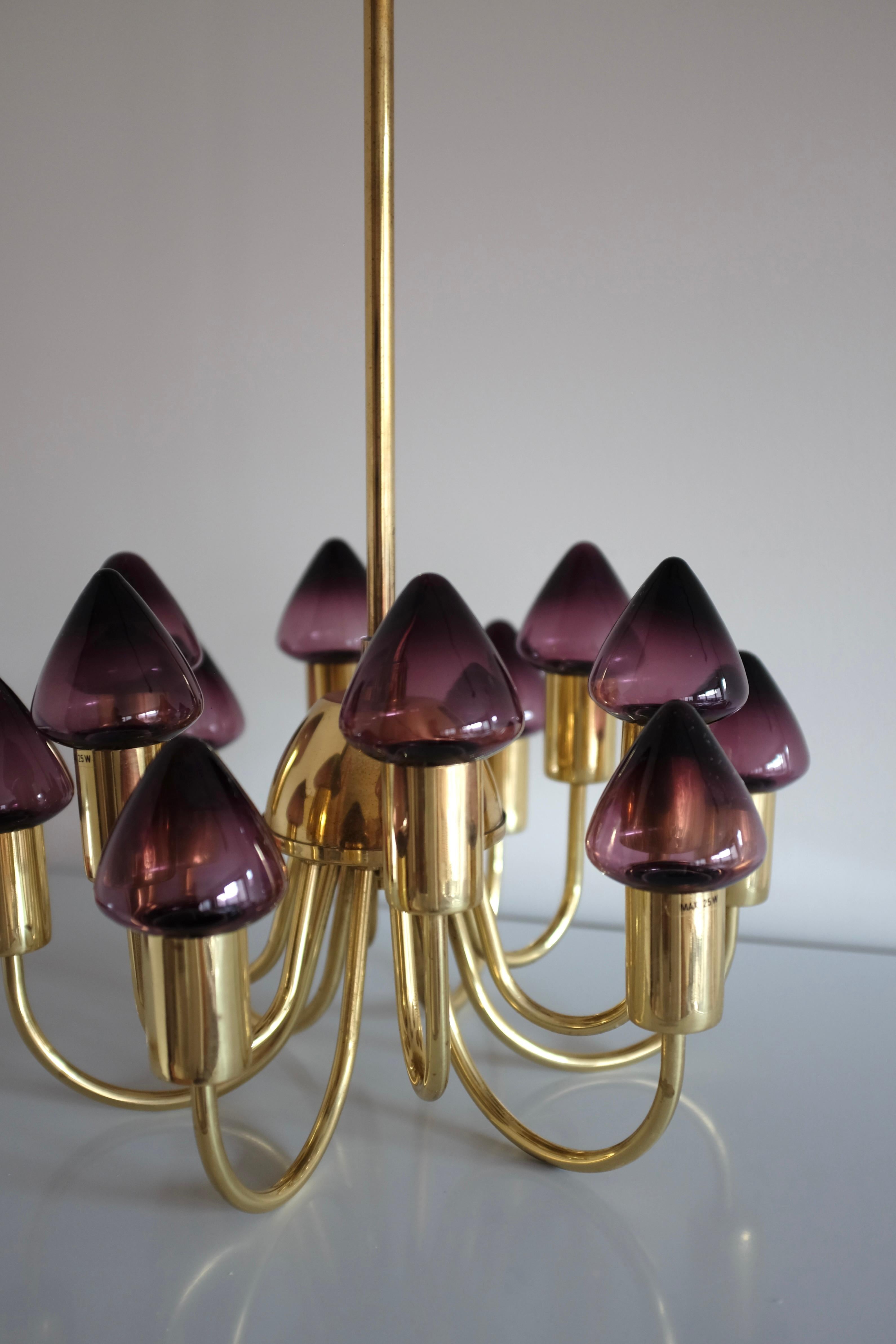 Mid-Century moderno Lampadario in ottone e vetro T-808 di Hans-Agne Jakobsson in vendita