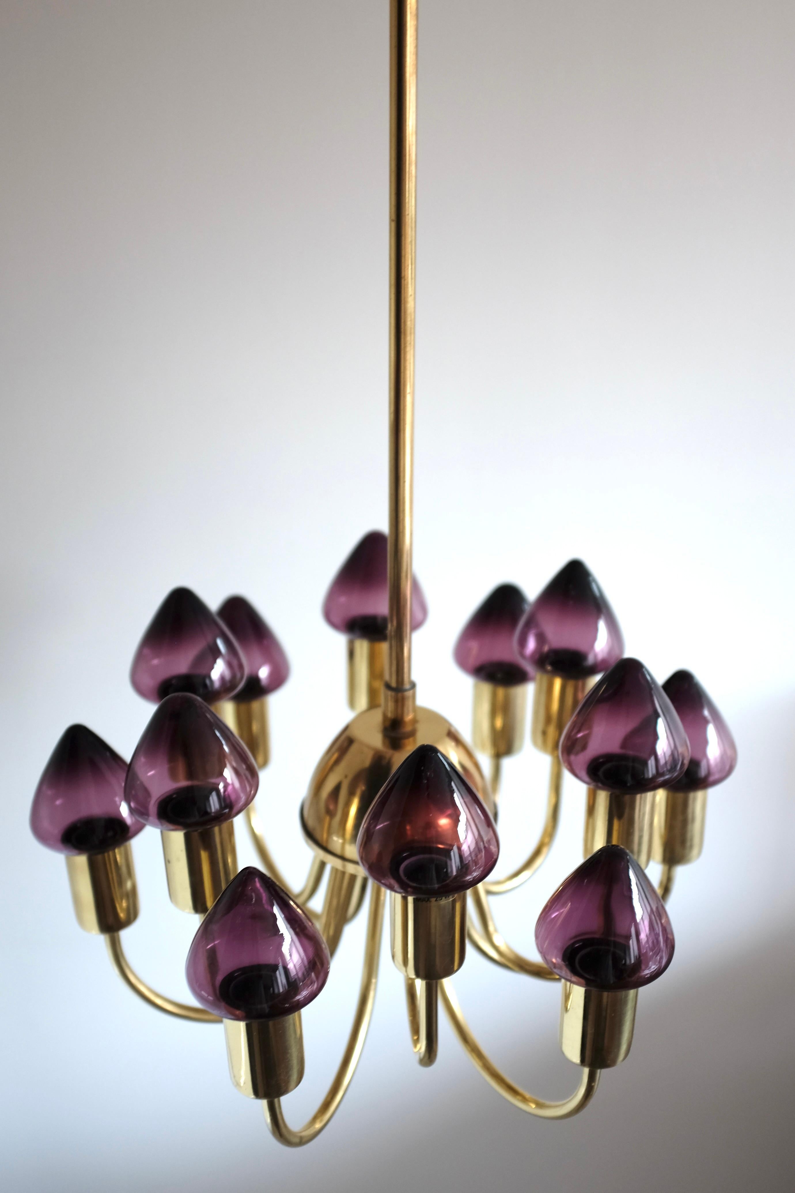 Metà XX secolo Lampadario in ottone e vetro T-808 di Hans-Agne Jakobsson in vendita
