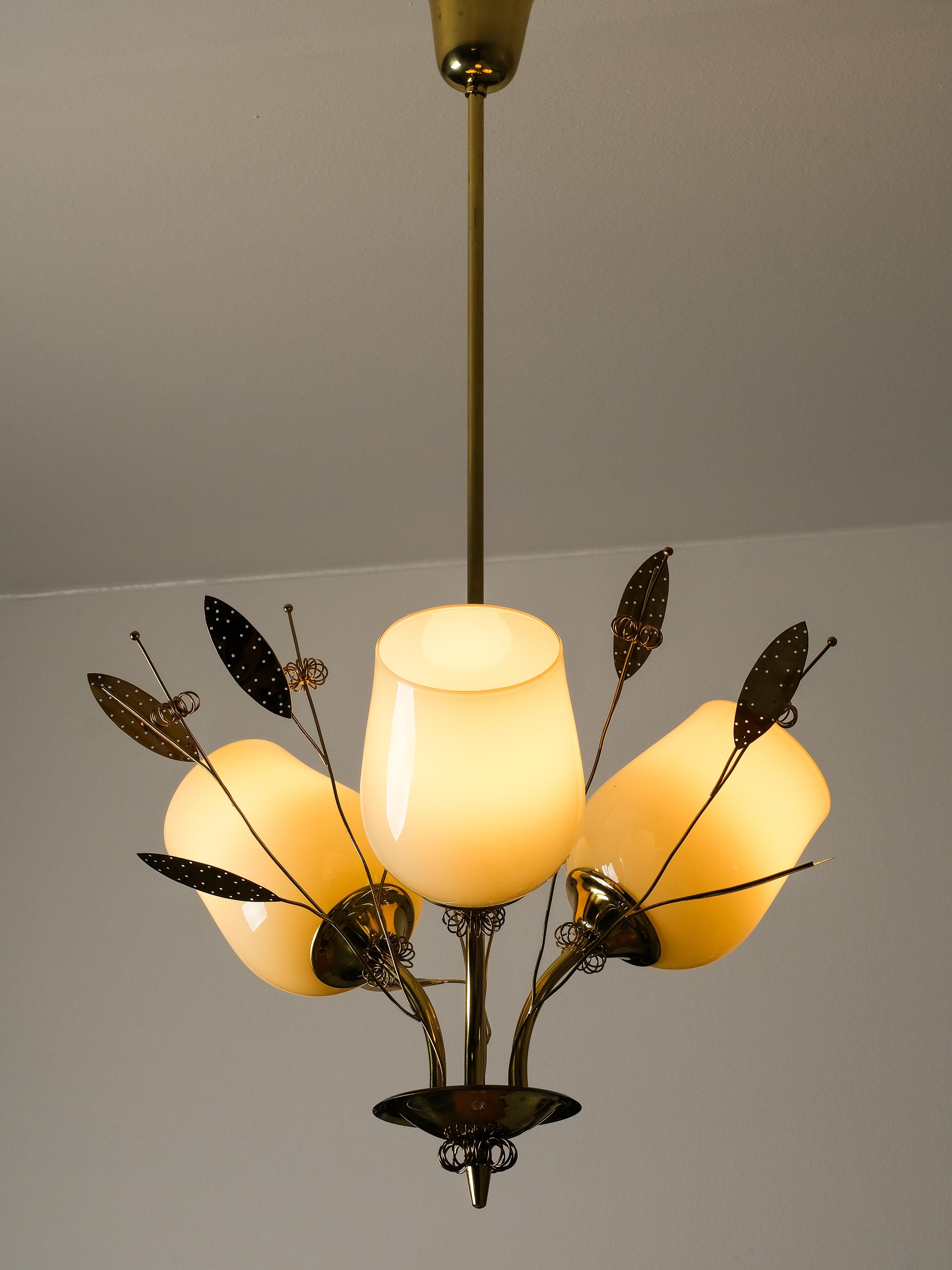 Kronleuchter aus Messing und Glas mit floralen Details von Itsu, Finnland, 1950er Jahre im Angebot 4