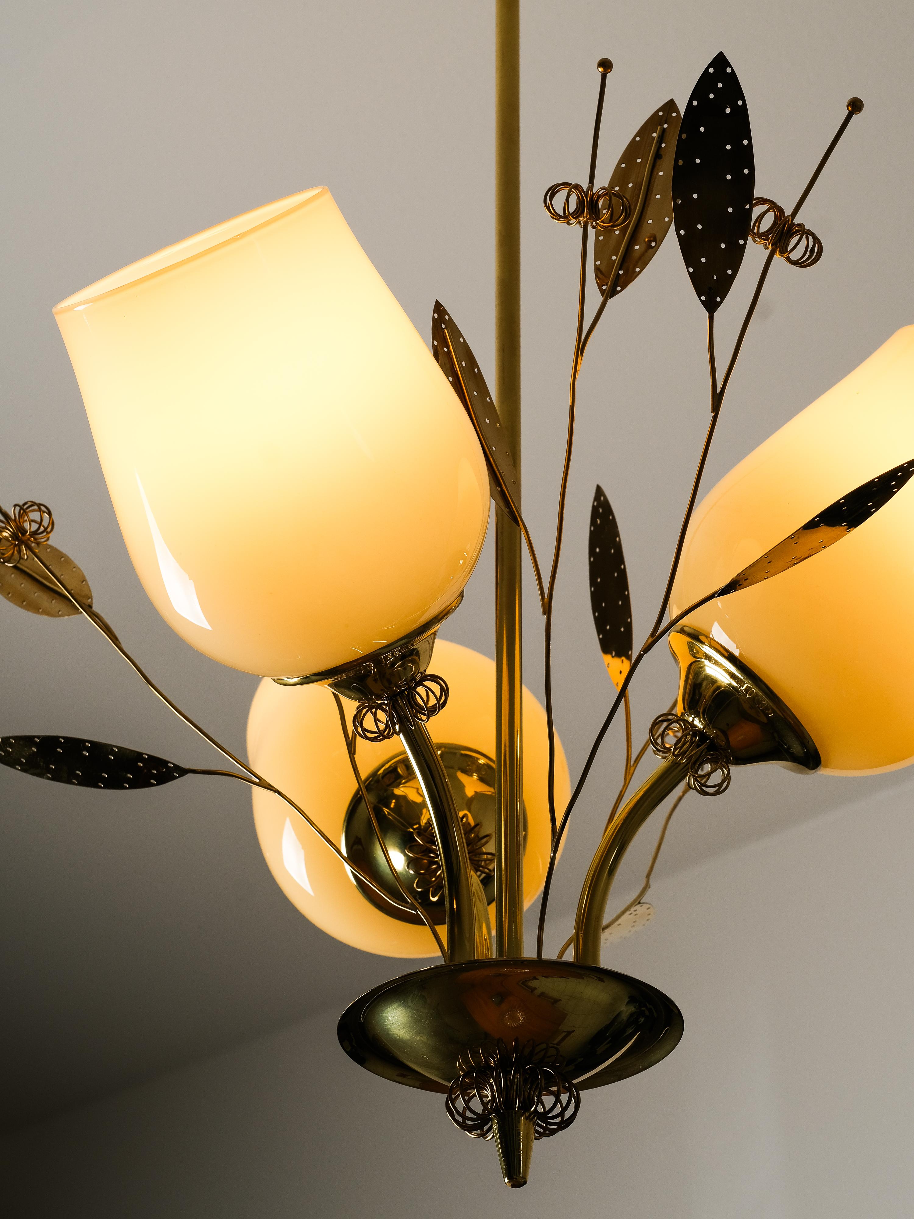 Kronleuchter aus Messing und Glas mit floralen Details von Itsu, Finnland, 1950er Jahre im Angebot 5