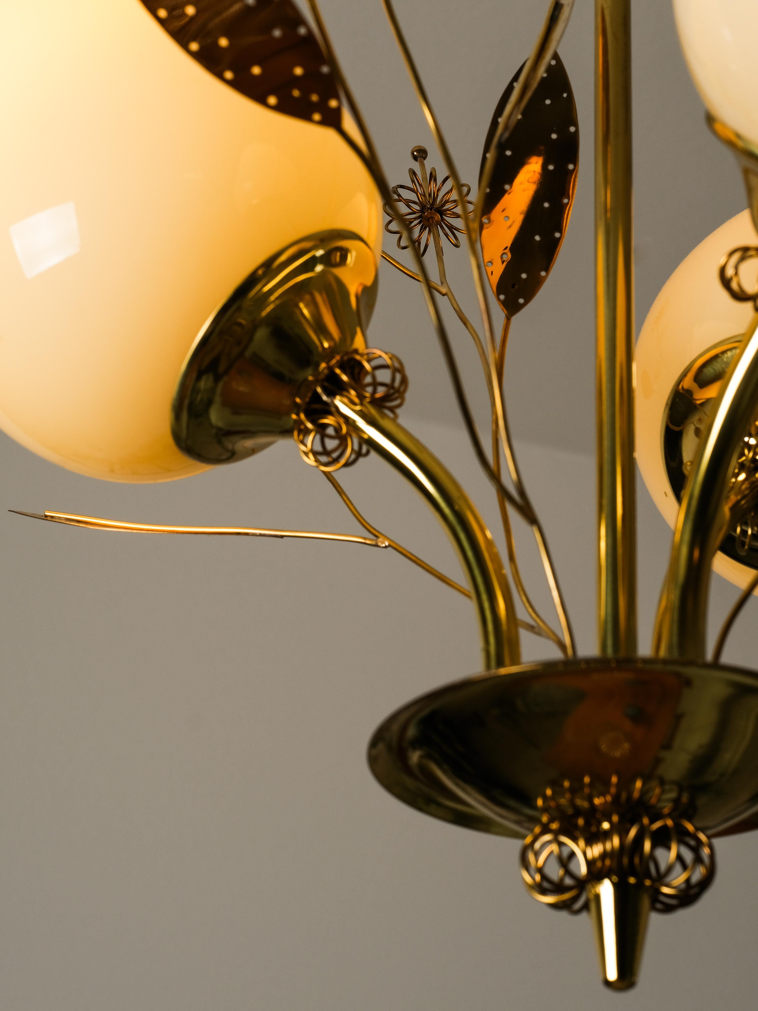 Kronleuchter aus Messing und Glas mit floralen Details von Itsu, Finnland, 1950er Jahre im Angebot 8