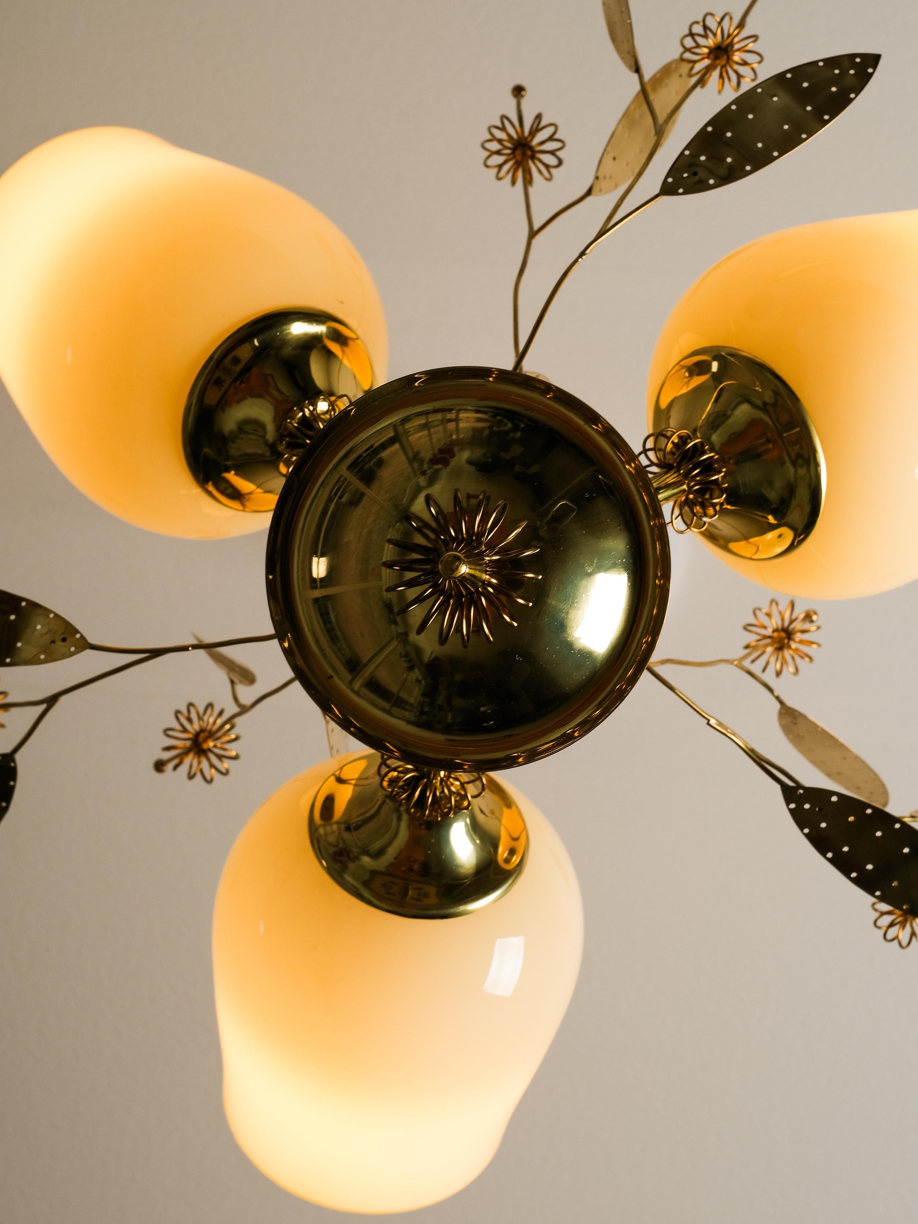 Kronleuchter aus Messing und Glas mit floralen Details von Itsu, Finnland, 1950er Jahre im Angebot 10