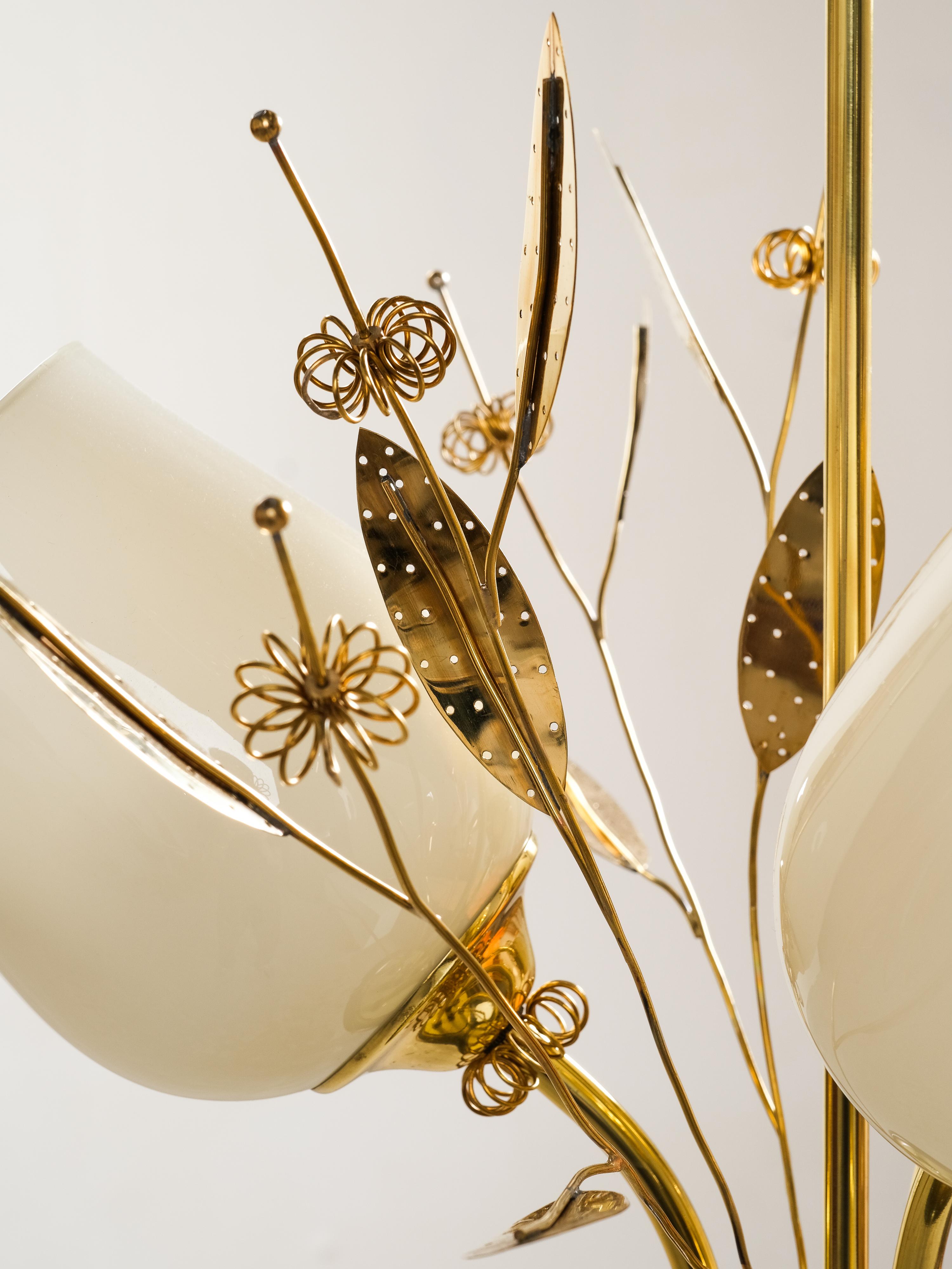 Kronleuchter aus Messing und Glas mit floralen Details von Itsu, Finnland, 1950er Jahre im Angebot 13