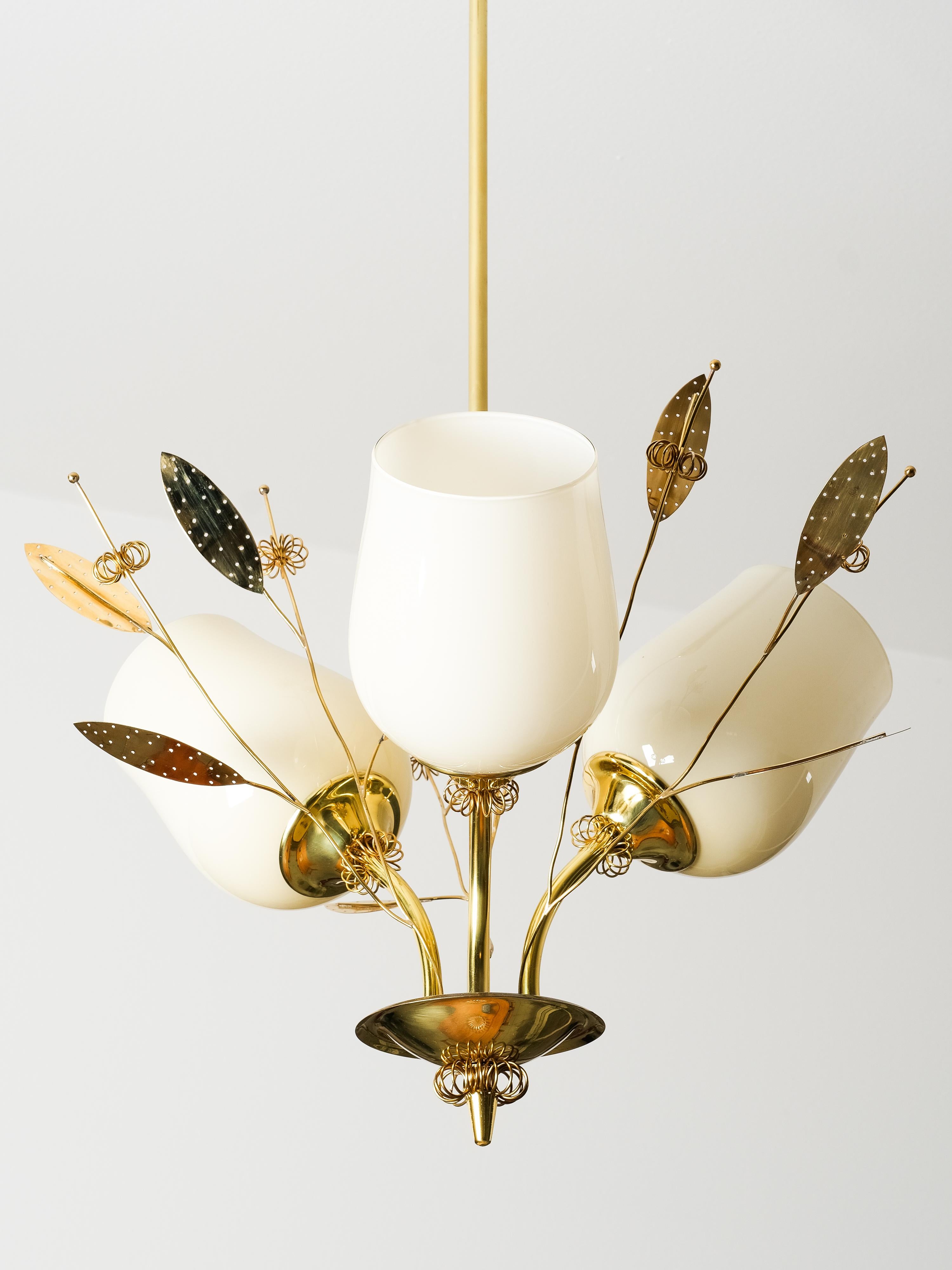 Kronleuchter aus Messing und Glas mit floralen Details von Itsu, Finnland, 1950er Jahre (Skandinavische Moderne) im Angebot