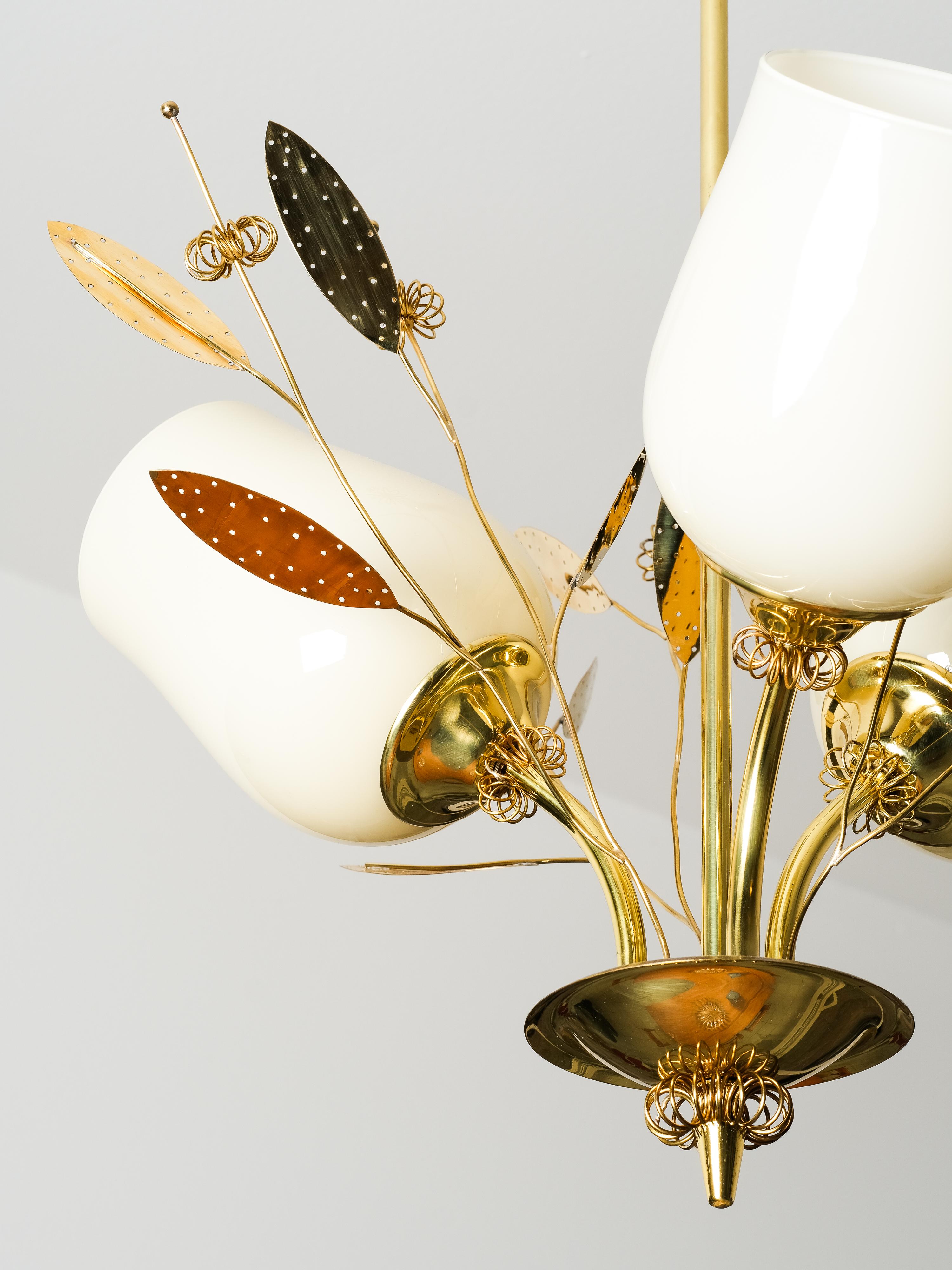 Kronleuchter aus Messing und Glas mit floralen Details von Itsu, Finnland, 1950er Jahre (Finnisch) im Angebot