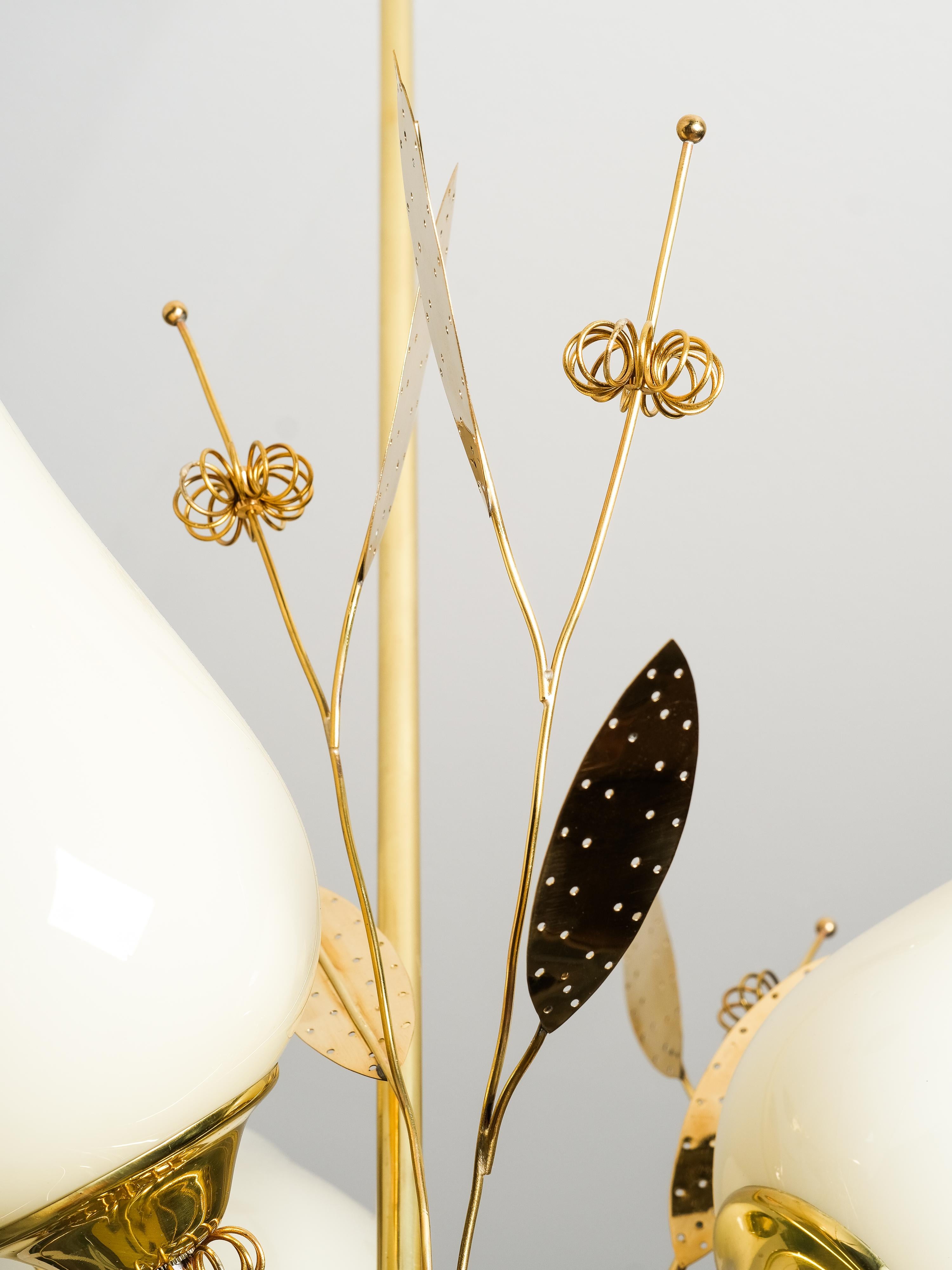 Kronleuchter aus Messing und Glas mit floralen Details von Itsu, Finnland, 1950er Jahre (Mitte des 20. Jahrhunderts) im Angebot