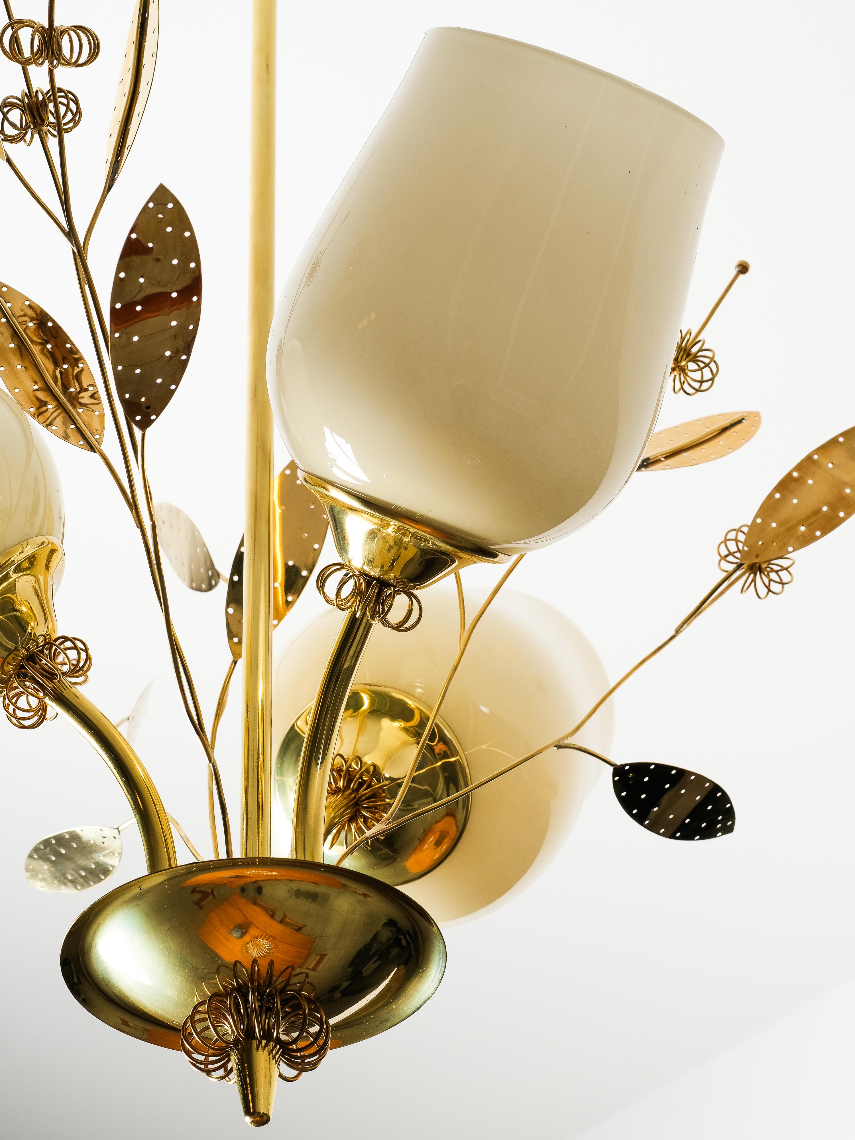 Kronleuchter aus Messing und Glas mit floralen Details von Itsu, Finnland, 1950er Jahre im Angebot 1