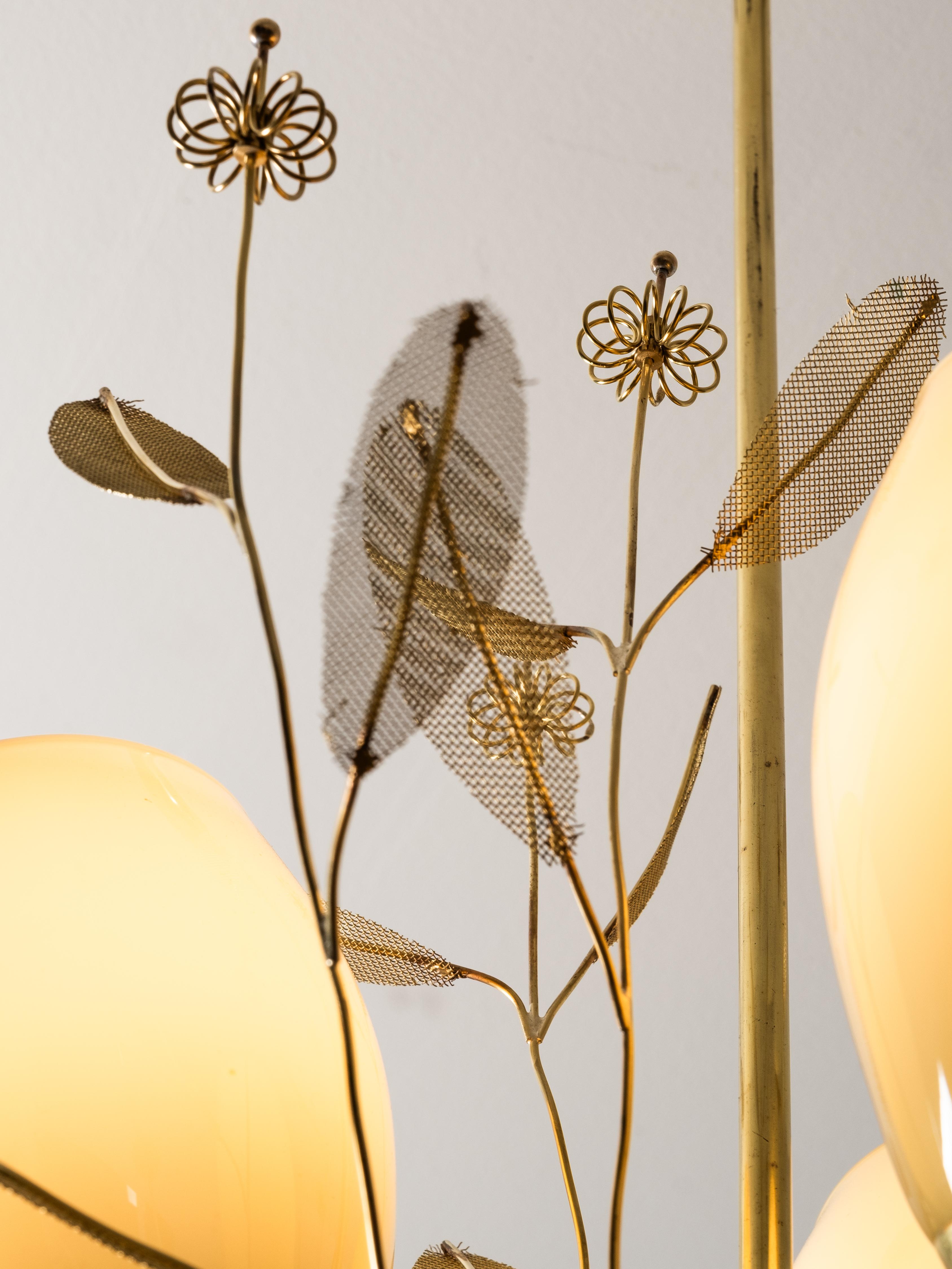 Araña de latón y cristal con detalles florales de Sievä, Finlandia, años 50 en venta 3