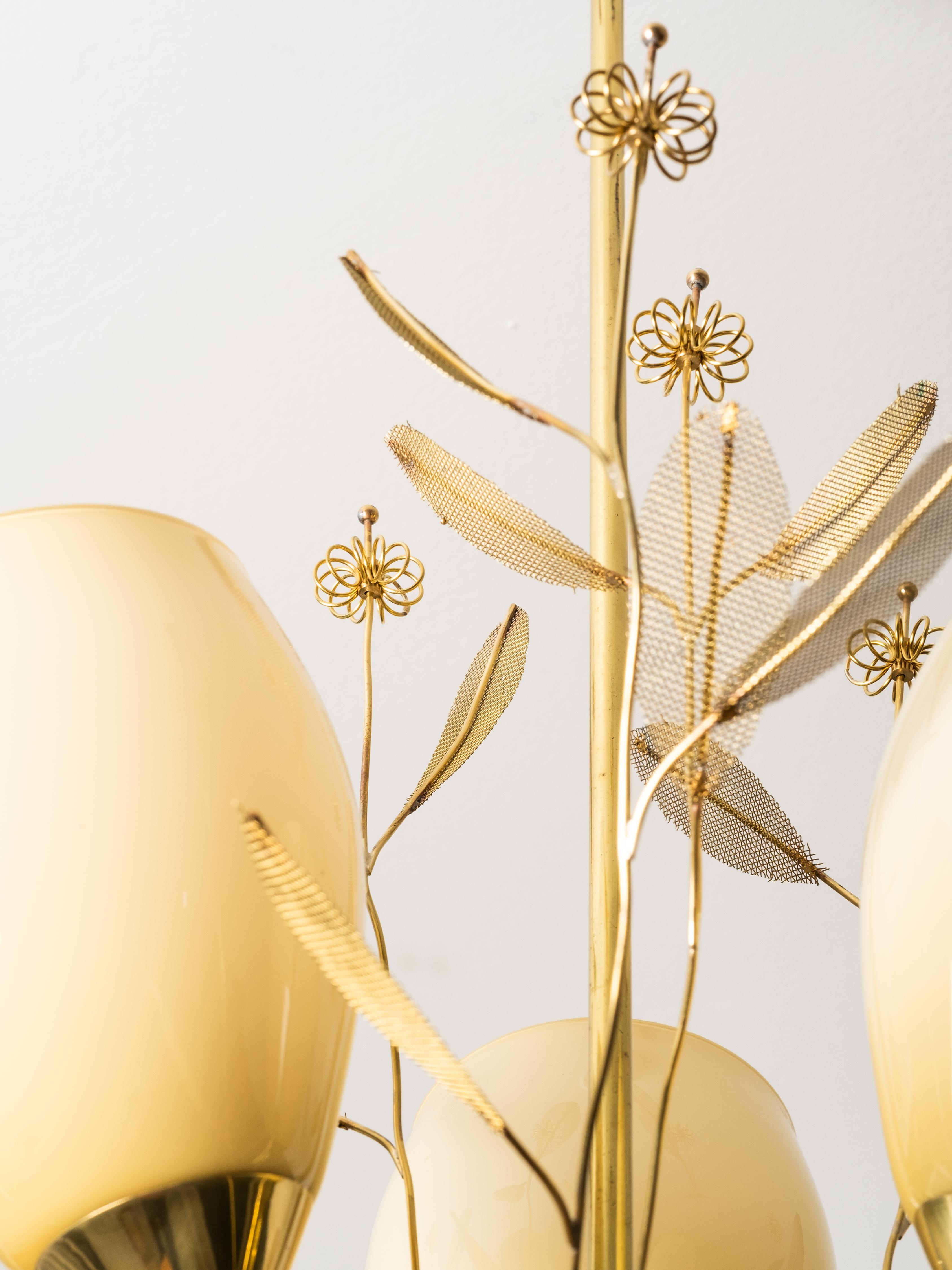 Araña de latón y cristal con detalles florales de Sievä, Finlandia, años 50 en venta 9