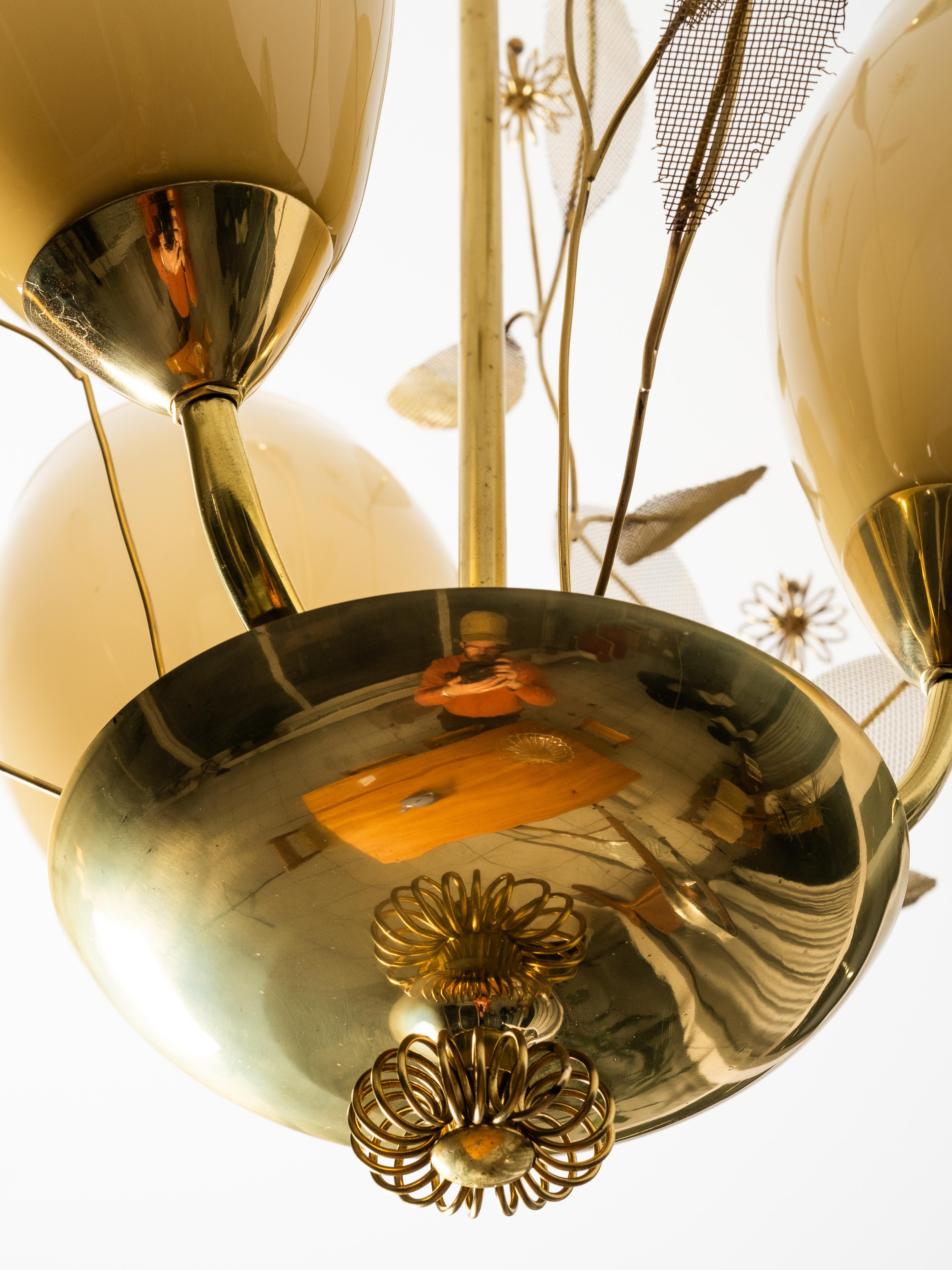 Araña de latón y cristal con detalles florales de Sievä, Finlandia, años 50 en venta 10