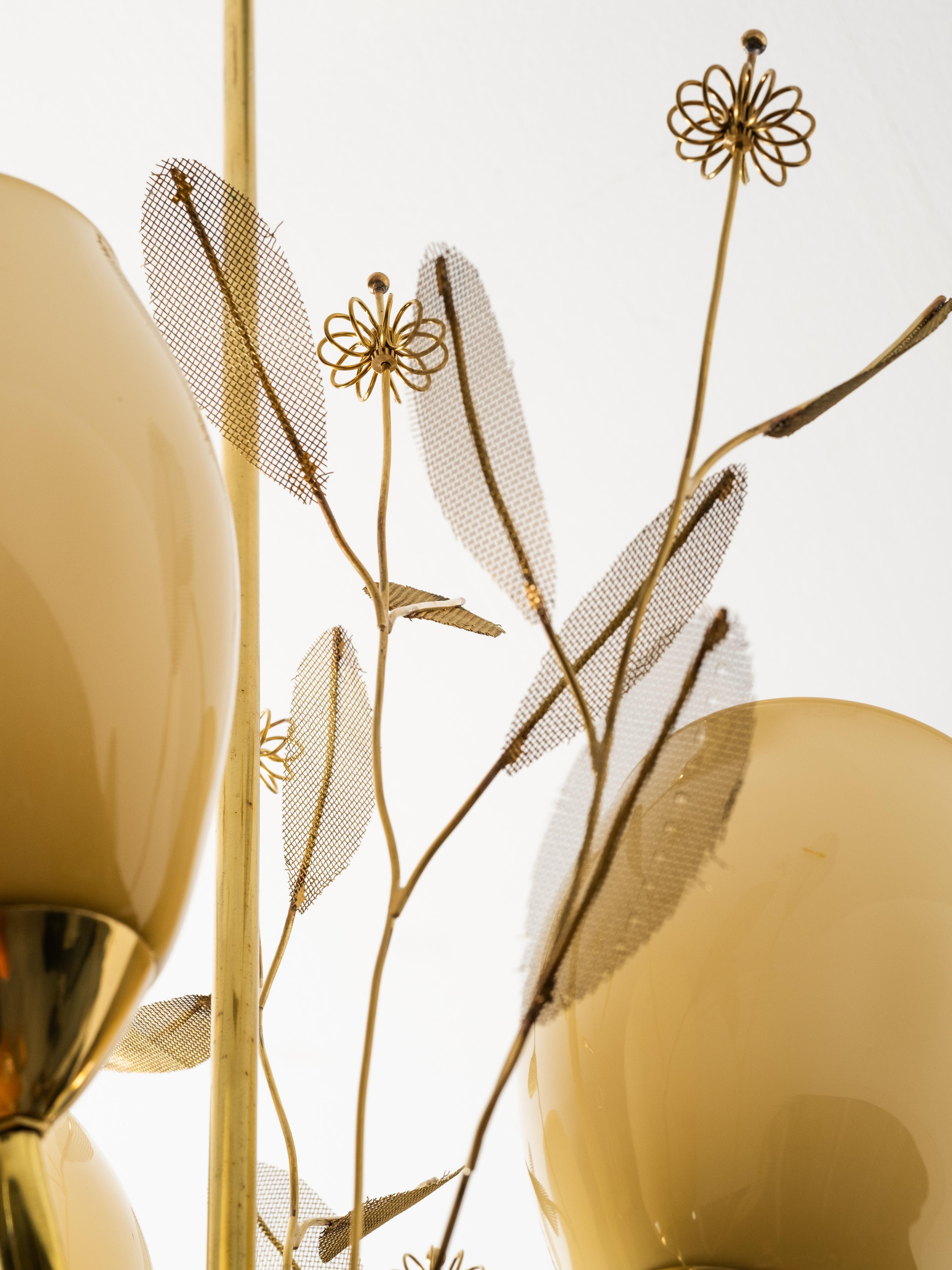 Araña de latón y cristal con detalles florales de Sievä, Finlandia, años 50 en venta 11