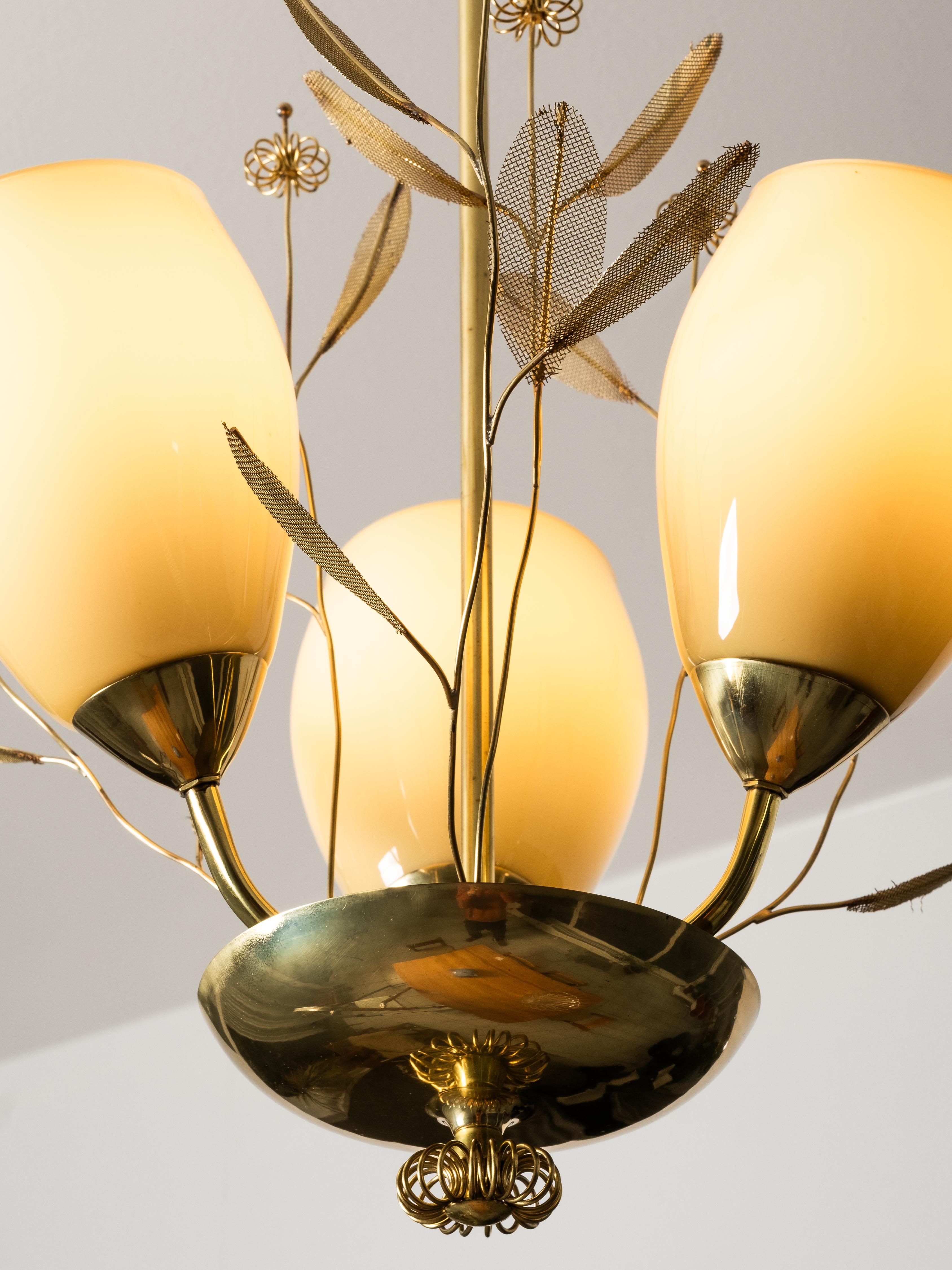 Araña de latón y cristal con detalles florales de Sievä, Finlandia, años 50 Escandinavo moderno en venta