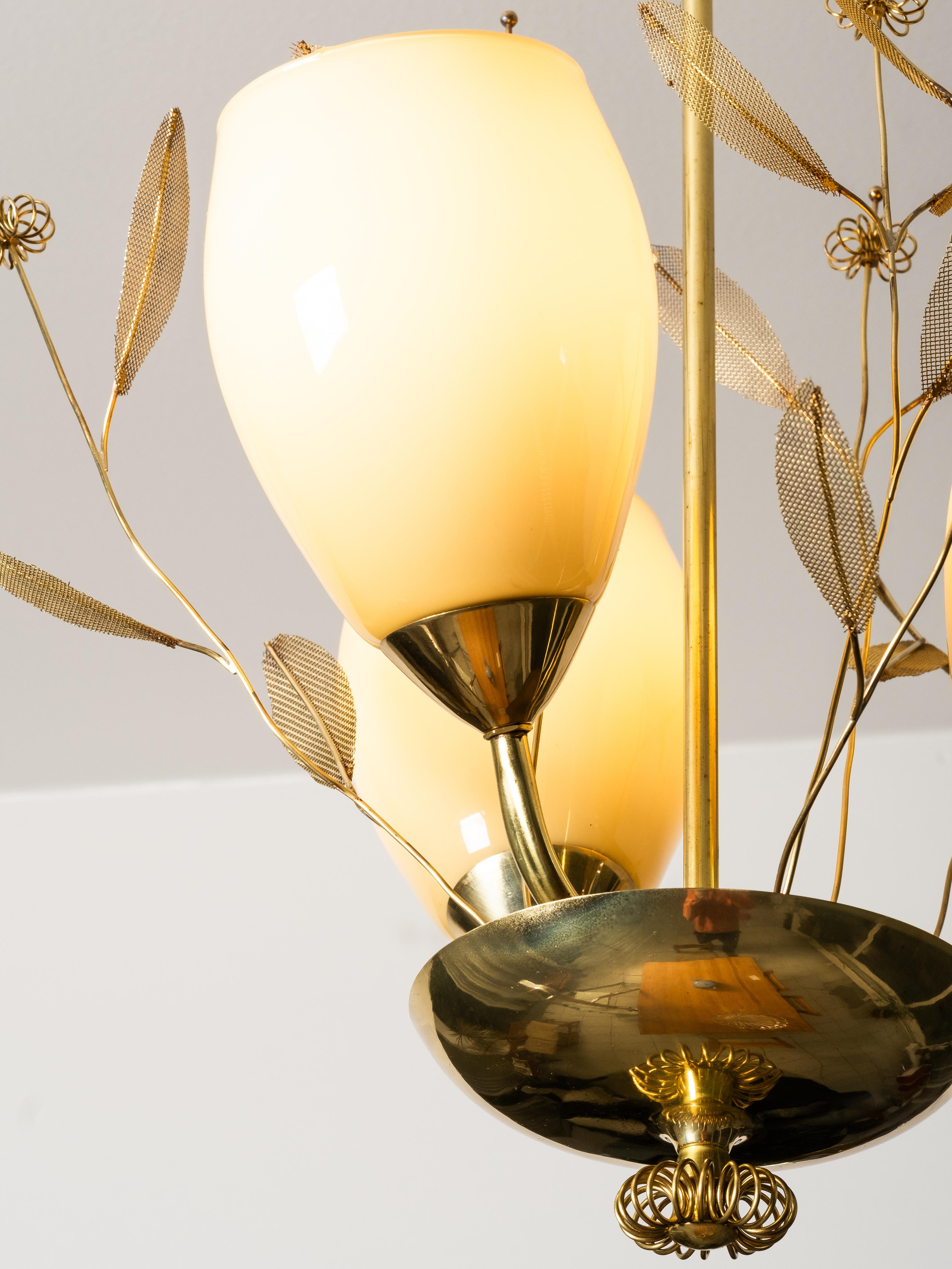 Araña de latón y cristal con detalles florales de Sievä, Finlandia, años 50 Finlandés en venta