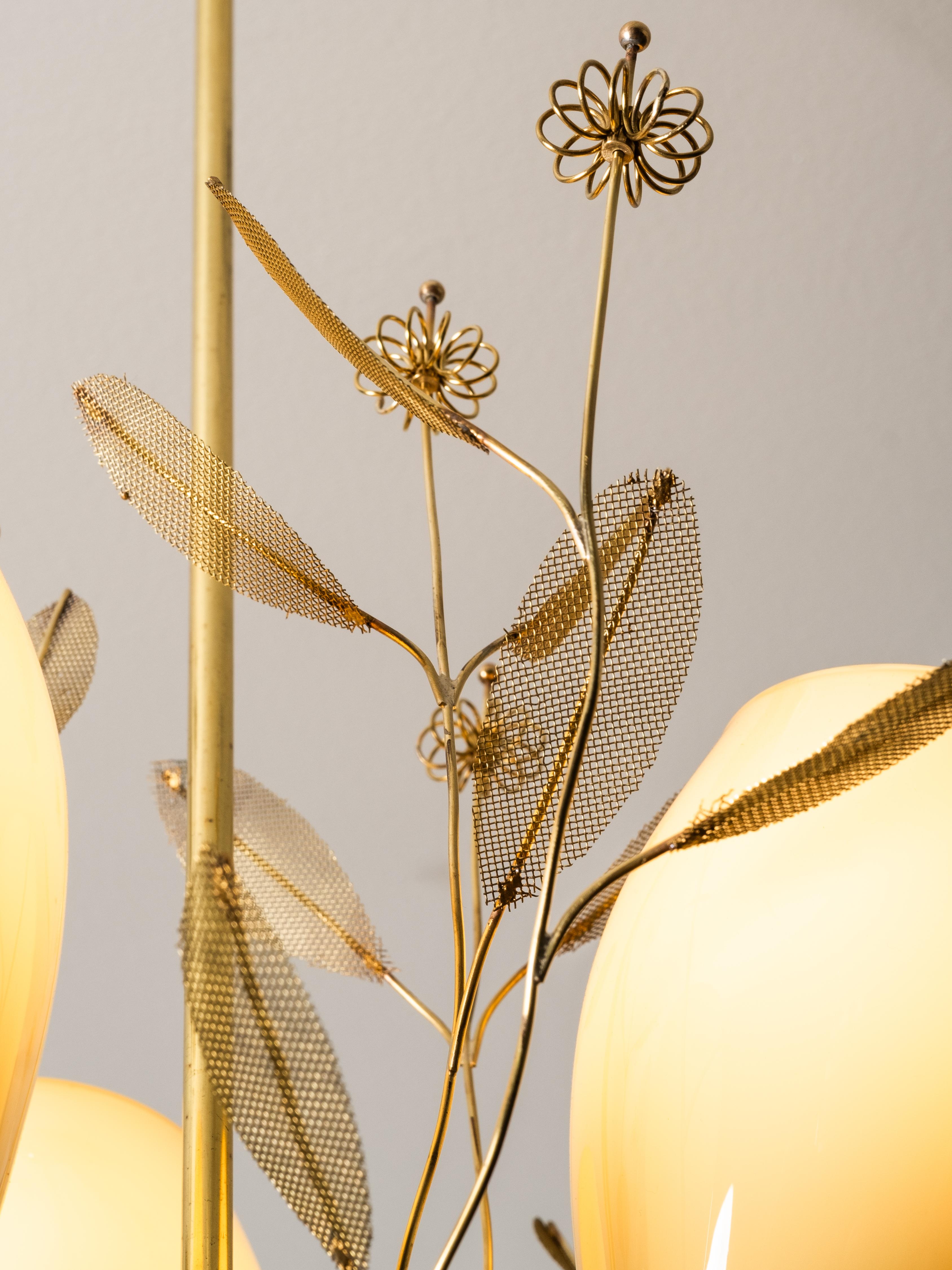 Araña de latón y cristal con detalles florales de Sievä, Finlandia, años 50 en Bueno estado para la venta en Karis, Nyland