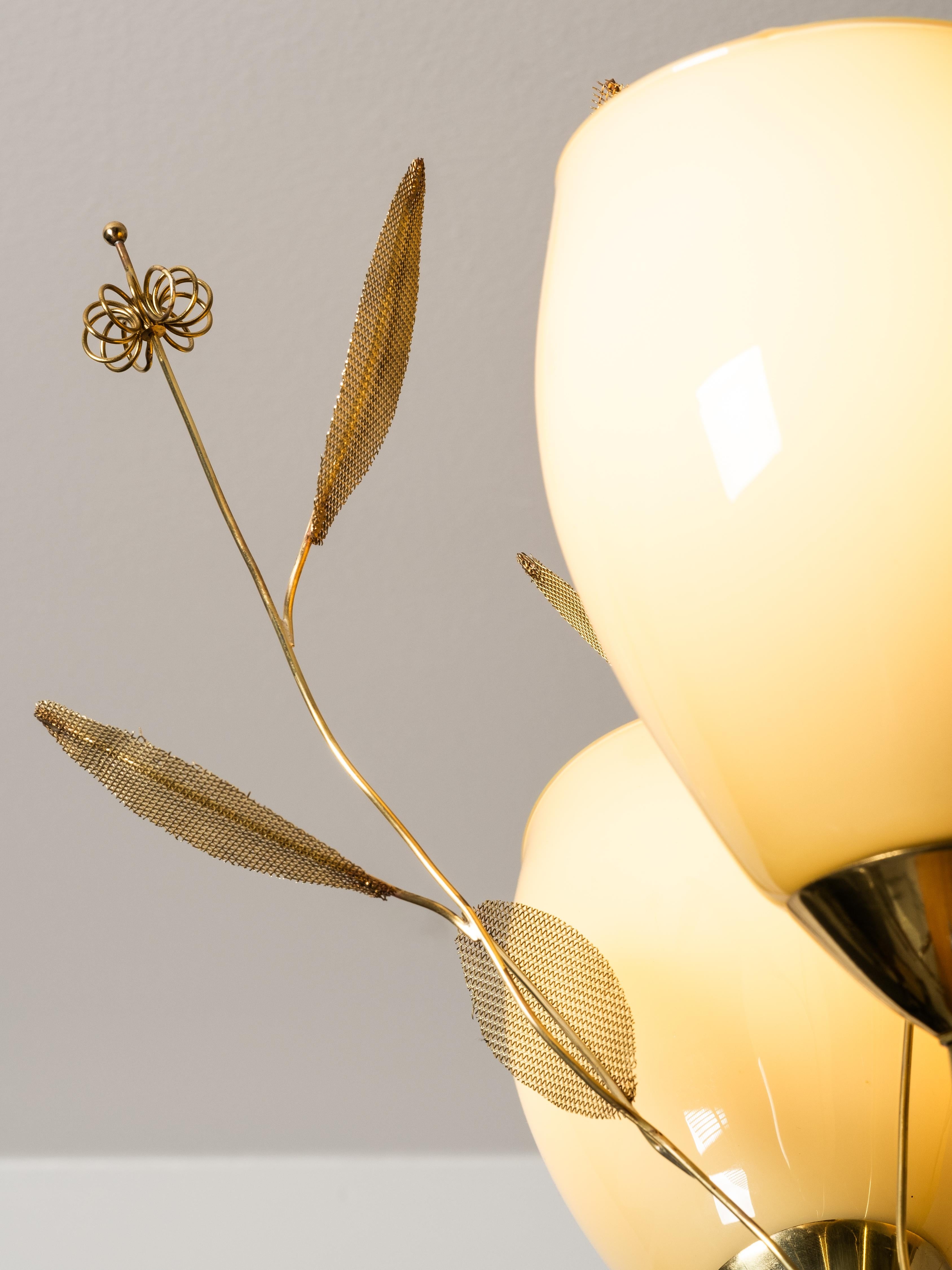 Araña de latón y cristal con detalles florales de Sievä, Finlandia, años 50 mediados del siglo XX en venta