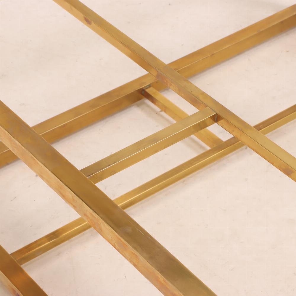 Français Table basse en laiton et verre, C.I.C. - Fonction de console convertible en vente