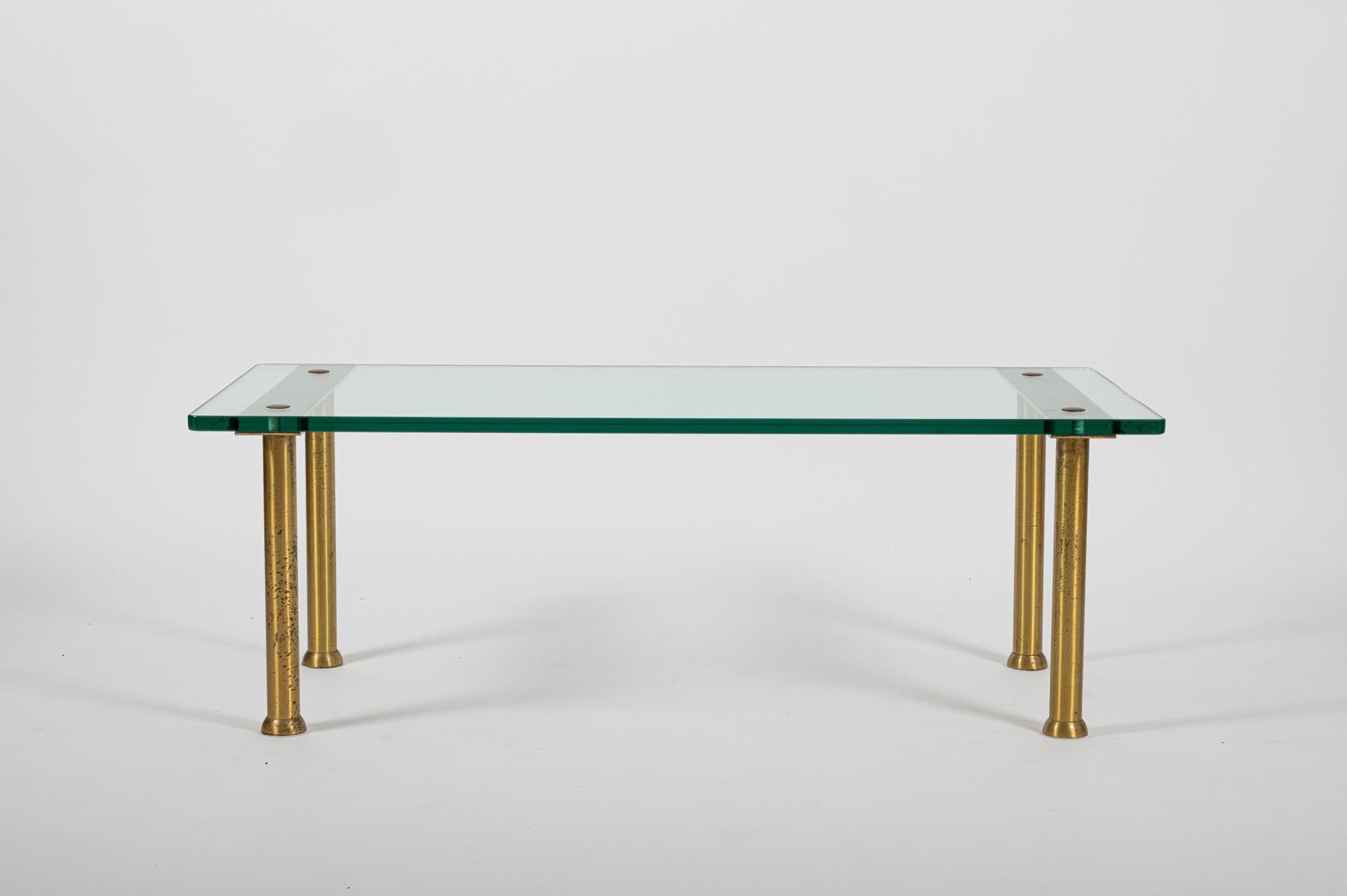 italien Table basse en laiton et verre de style Fontana Arte en vente