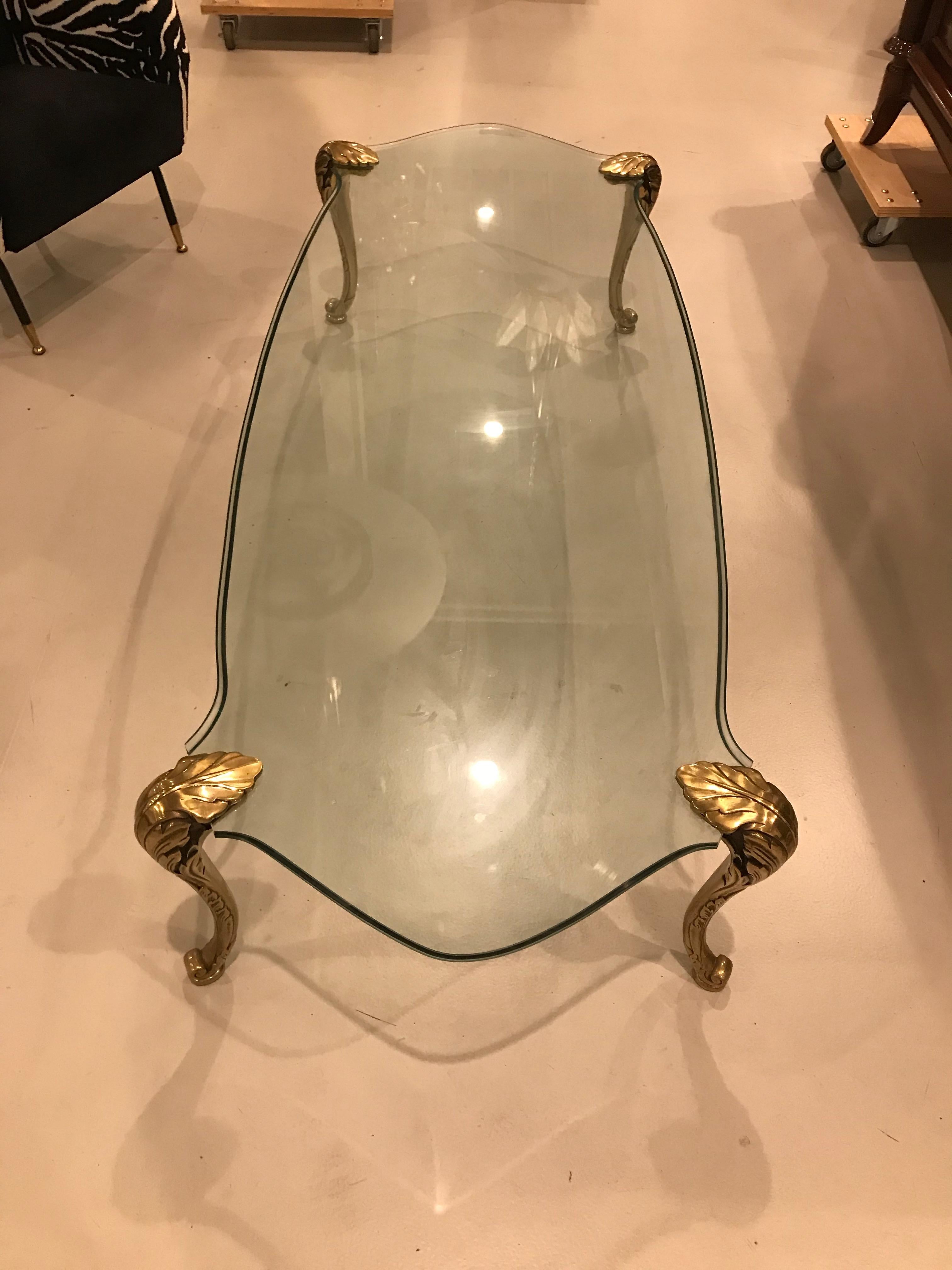 Mid-Century Modern Couchtisch aus Bronze und Glas.