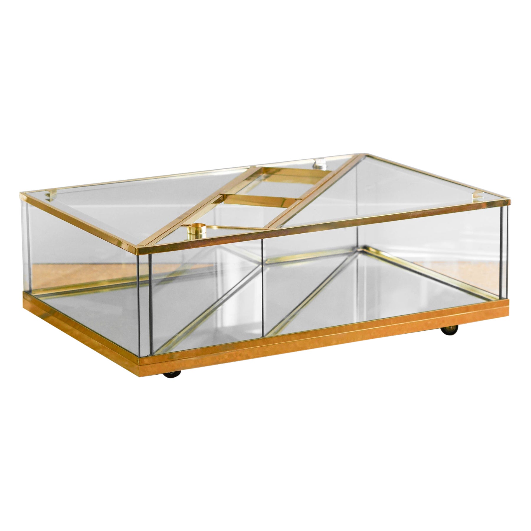 Couchtisch aus Messing und Glas mit unsichtbaren Rollen
Einzelheiten zum Produkt
Couchtisch aus Messing und Glas mit unsichtbaren Rollen, abnehmbarem Tablett, eingebautem Aschenbecher und Feuerzeug. Italienische Produktion 1970.
Abmessungen 114L x