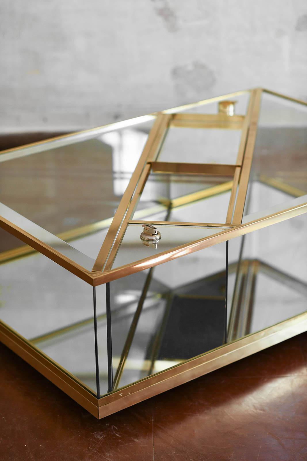 Italian Brass and glass coffee table with invisible wheels and removable tray, 1970 For Sale