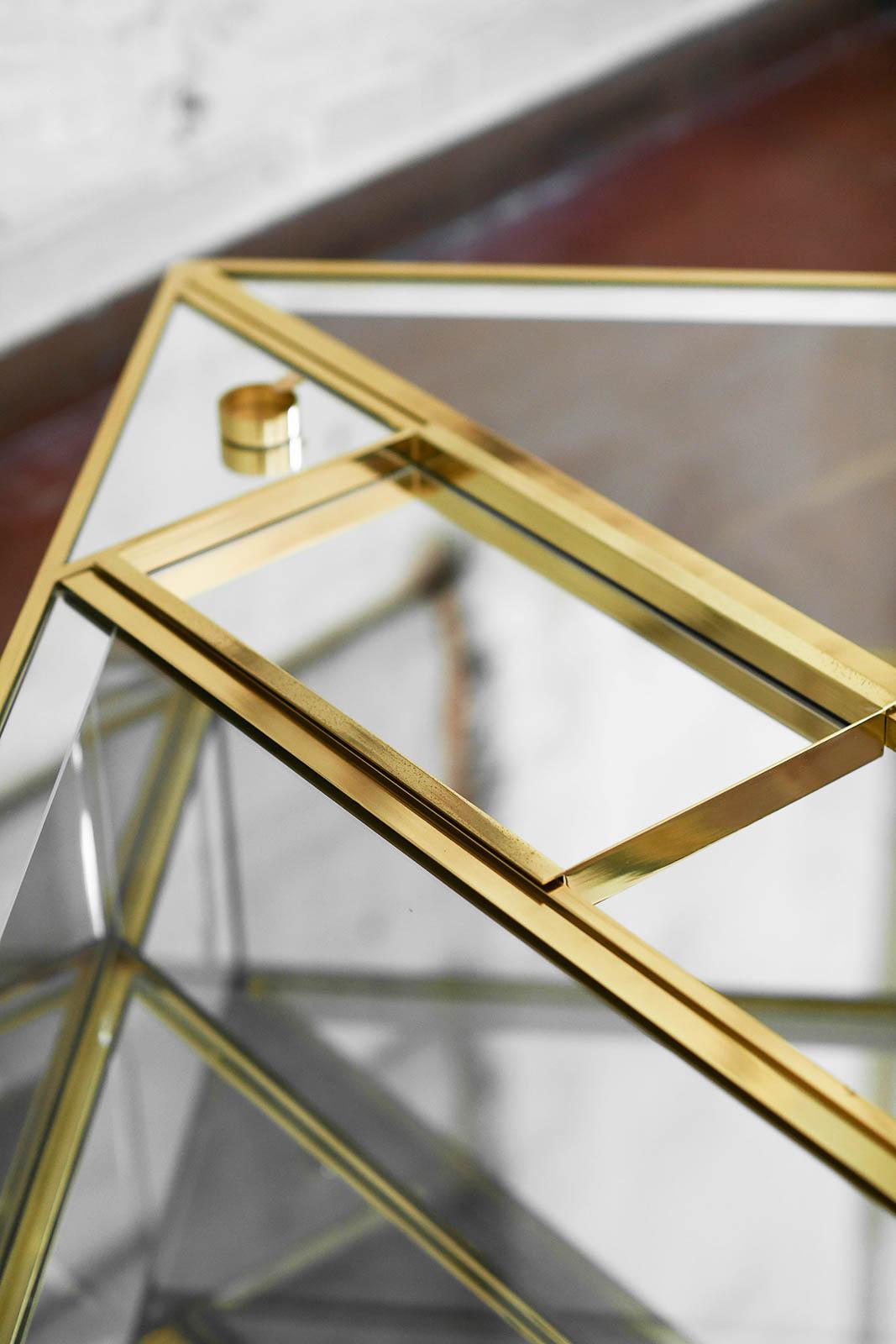 Brass and glass coffee table with invisible wheels and removable tray, 1970 In Good Condition For Sale In Roma, RM