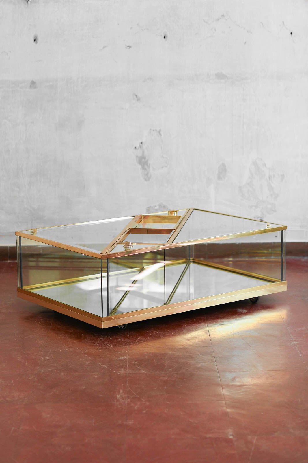 Brass and glass coffee table with invisible wheels and removable tray, 1970