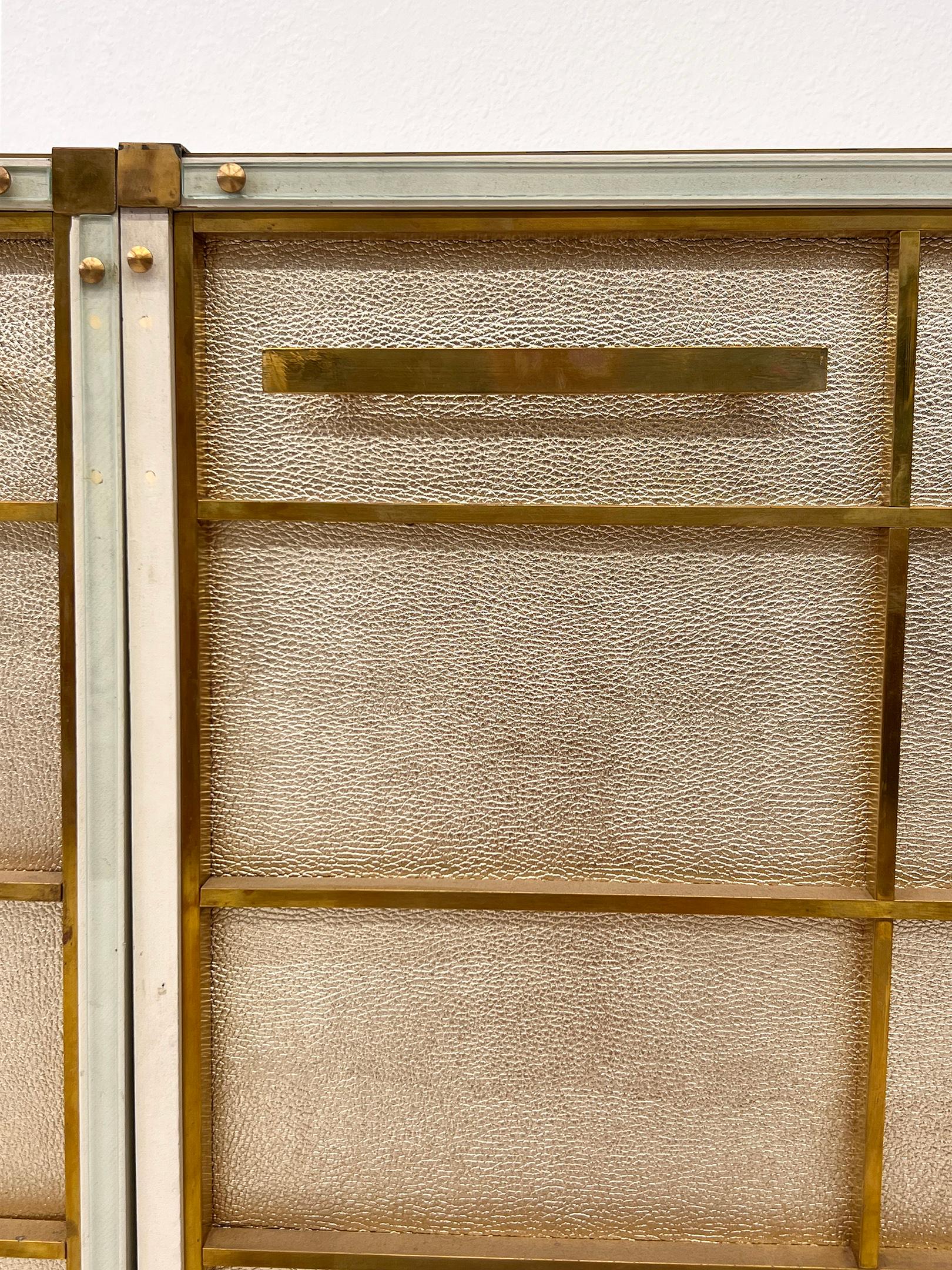 Kommoden aus Messing und Glas, ein Paar, Italien, 1960er Jahre (Patiniert) im Angebot