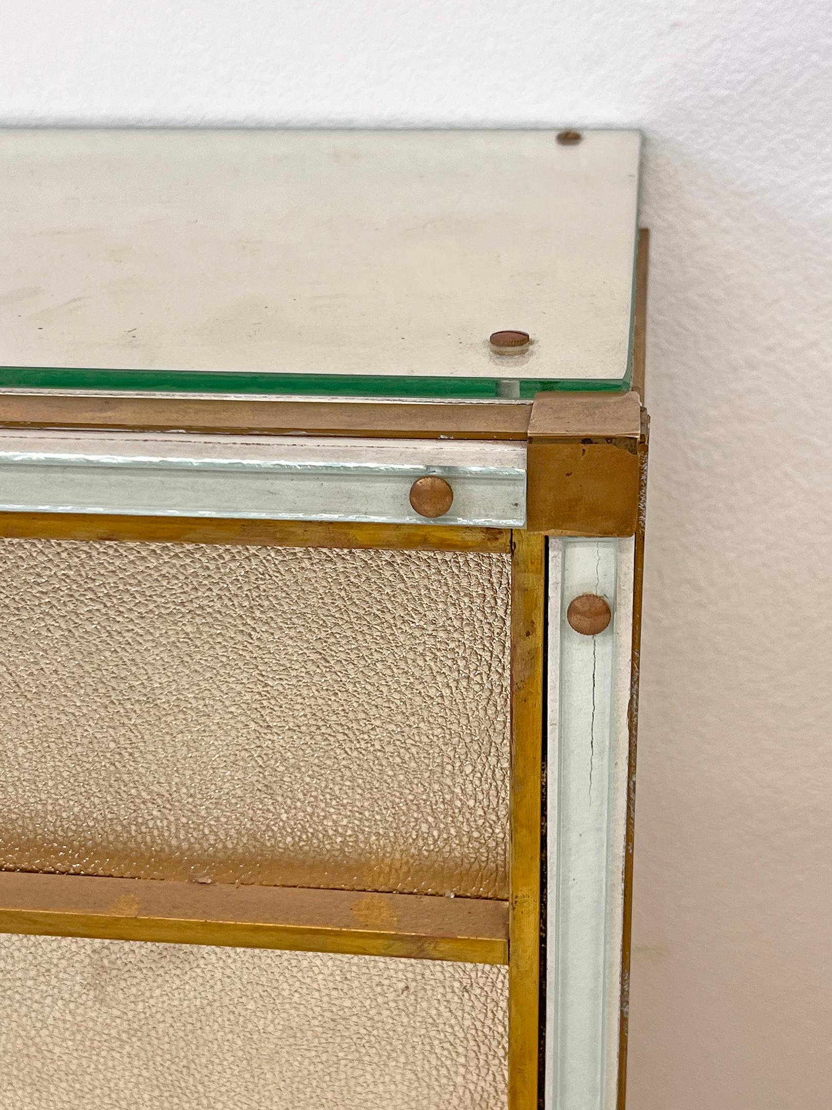 Kommoden aus Messing und Glas, ein Paar, Italien, 1960er Jahre im Angebot 1