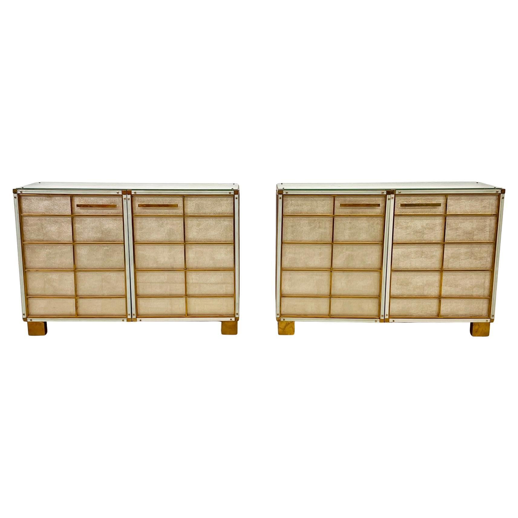 Kommoden aus Messing und Glas, ein Paar, Italien, 1960er Jahre im Angebot