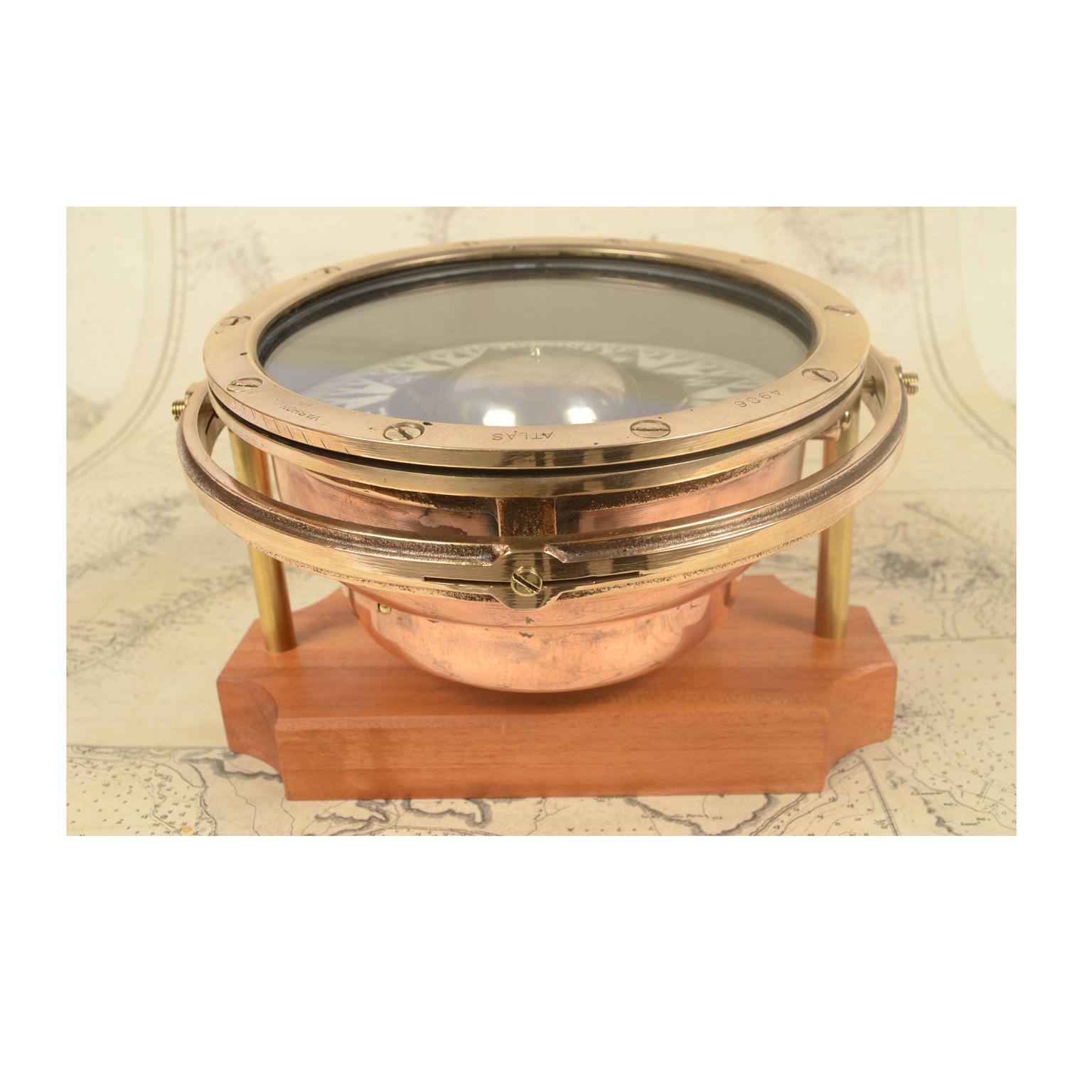 1940s Brass Antique Nautical Magnetic Compass US Made Mounted on Mahogany Board In Good Condition In Milan, IT