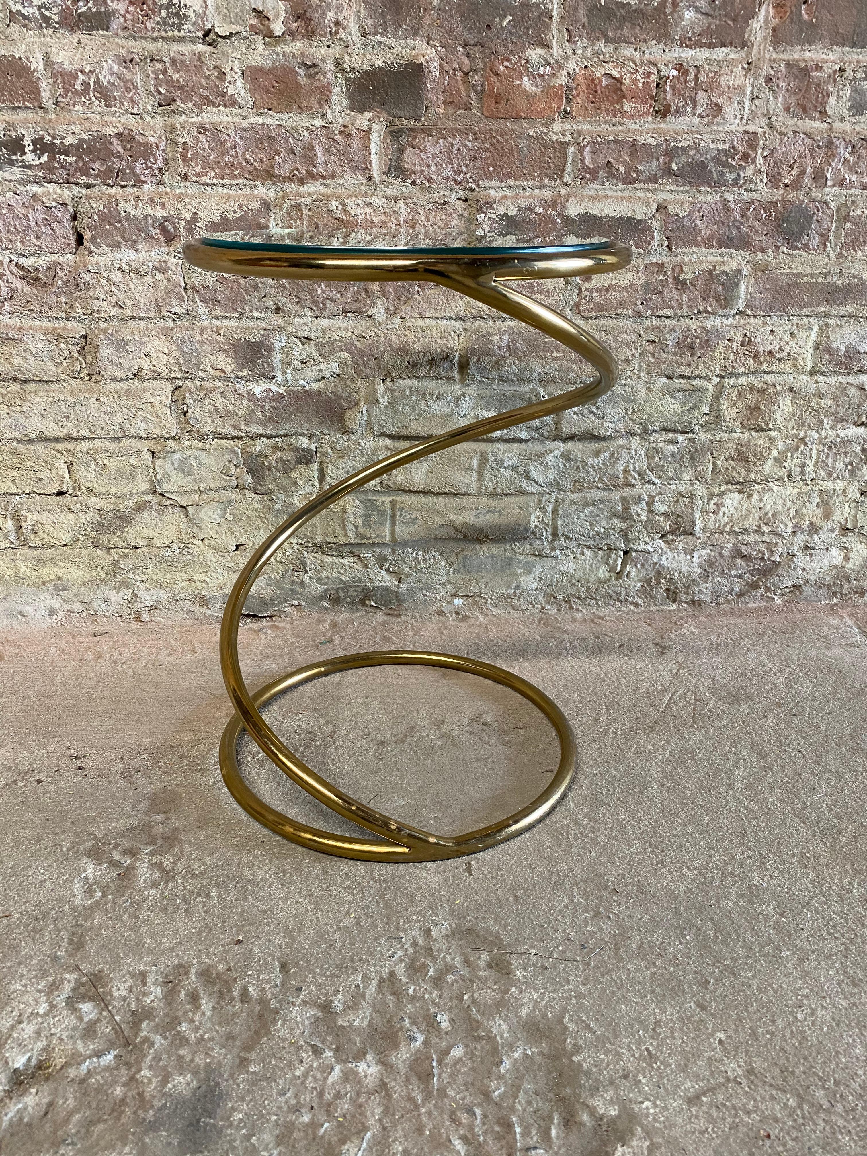 Brass and glass corkscrew end table attributed to The Pace Collection. Good overall condition with no major visible issues or damage. Some scuffs to the base's finish. Circa 1970-80.

Approximate measurements are 13.5