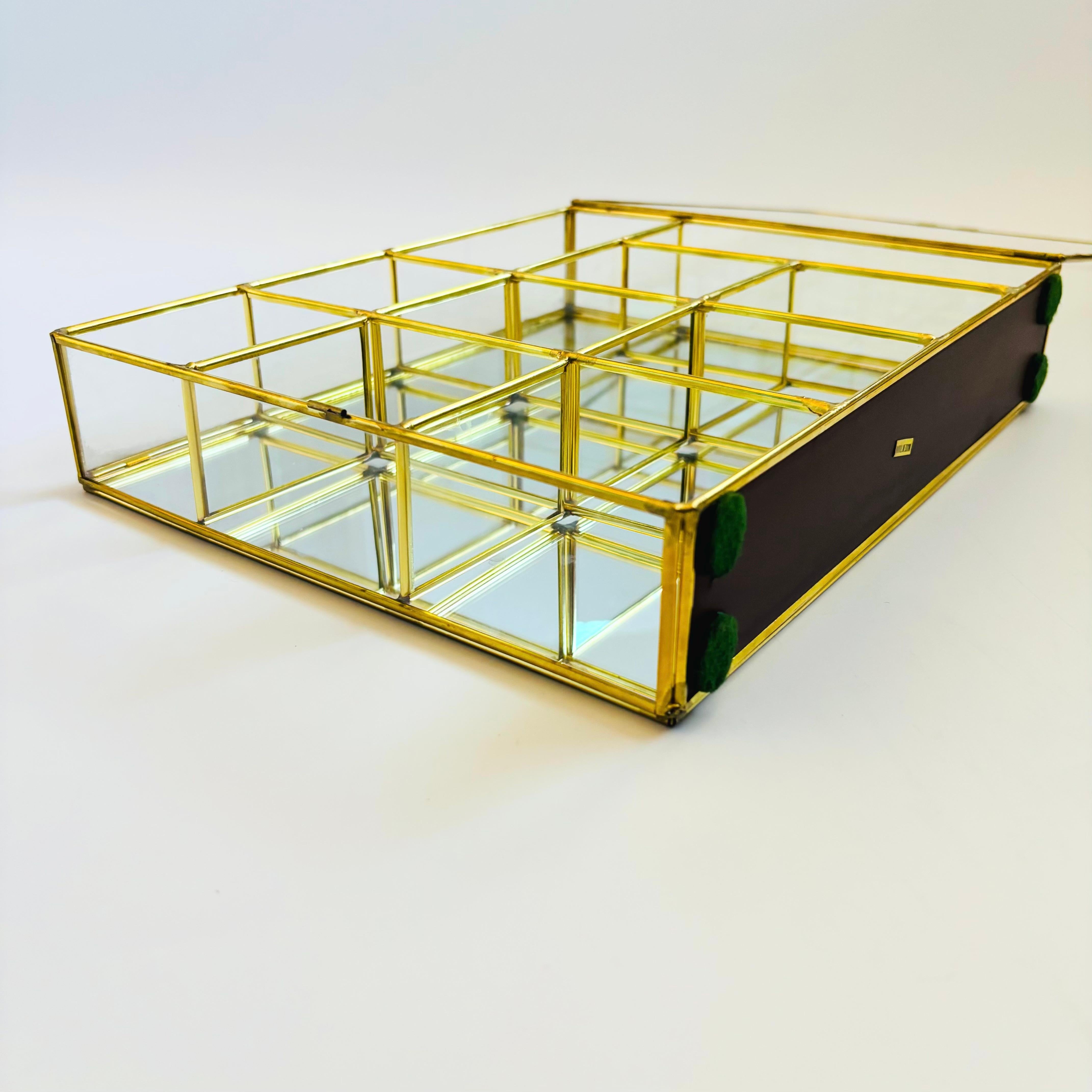 Vetrina Curio in ottone e vetro in vendita 3